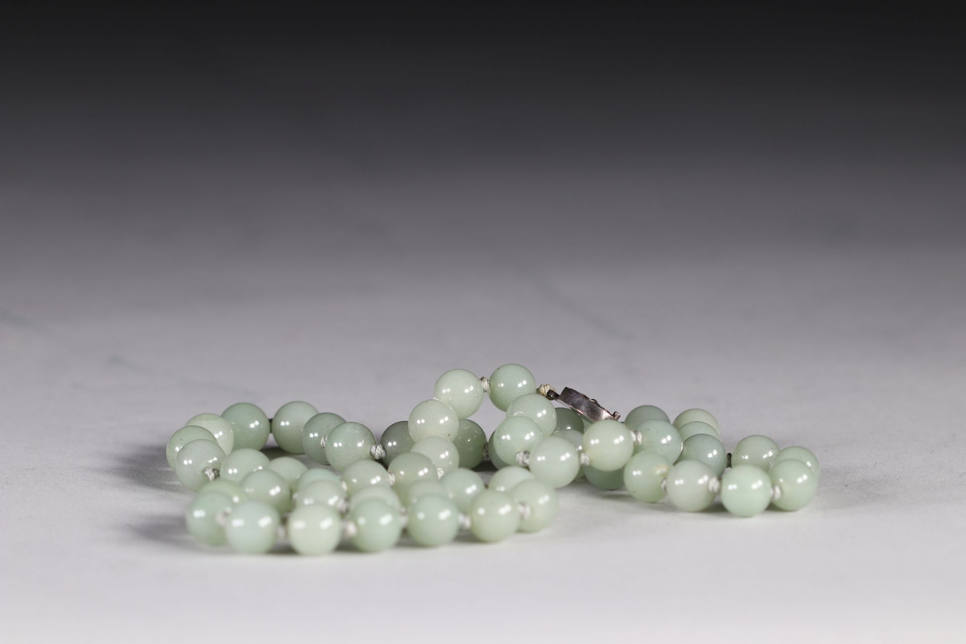 Green jade pearl necklace, hallmarked silver frame. Mid-20th century China. - Bild 4 aus 4