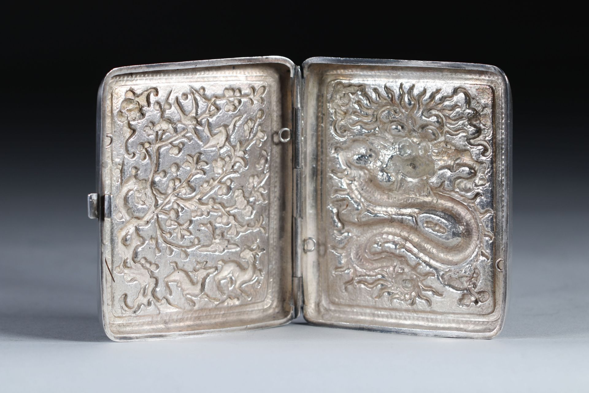 Cigarette box in silver and vermeil with dragon decoration. Nineteenth China. - Bild 3 aus 4