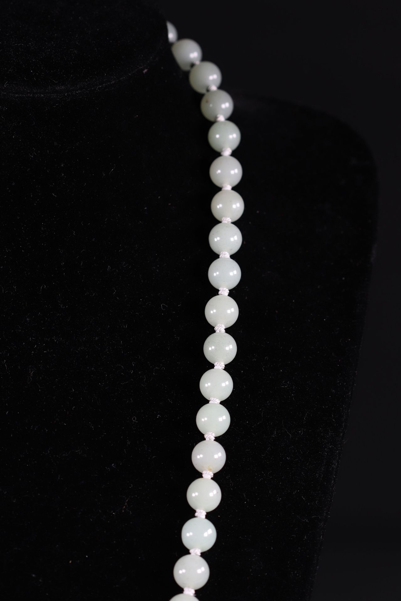 Green jade pearl necklace, hallmarked silver frame. Mid-20th century China. - Bild 2 aus 4