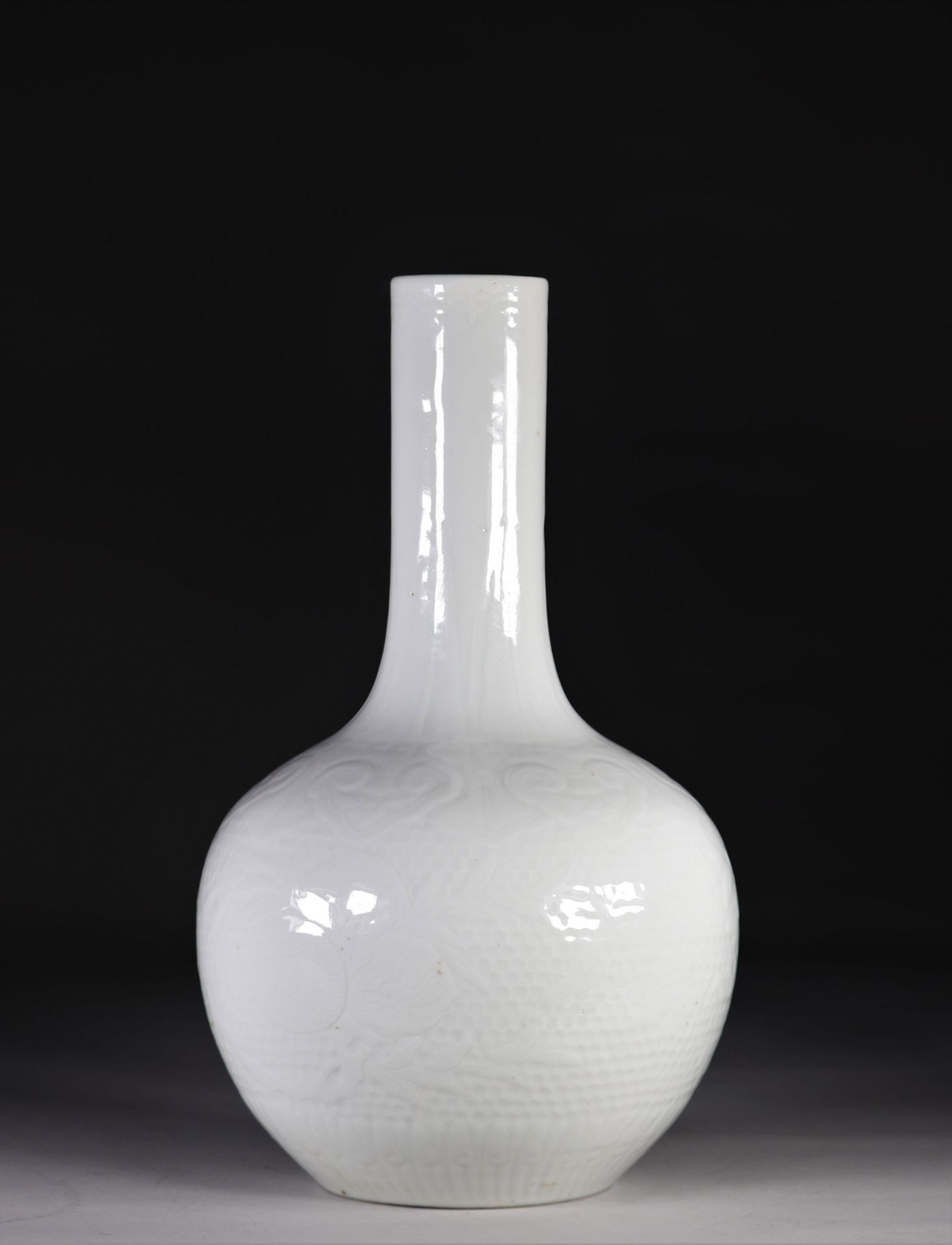 Porcelain bottle vase with incised pomegranate decoration. Qianlong brand, China early twentieth. - Image 2 of 5