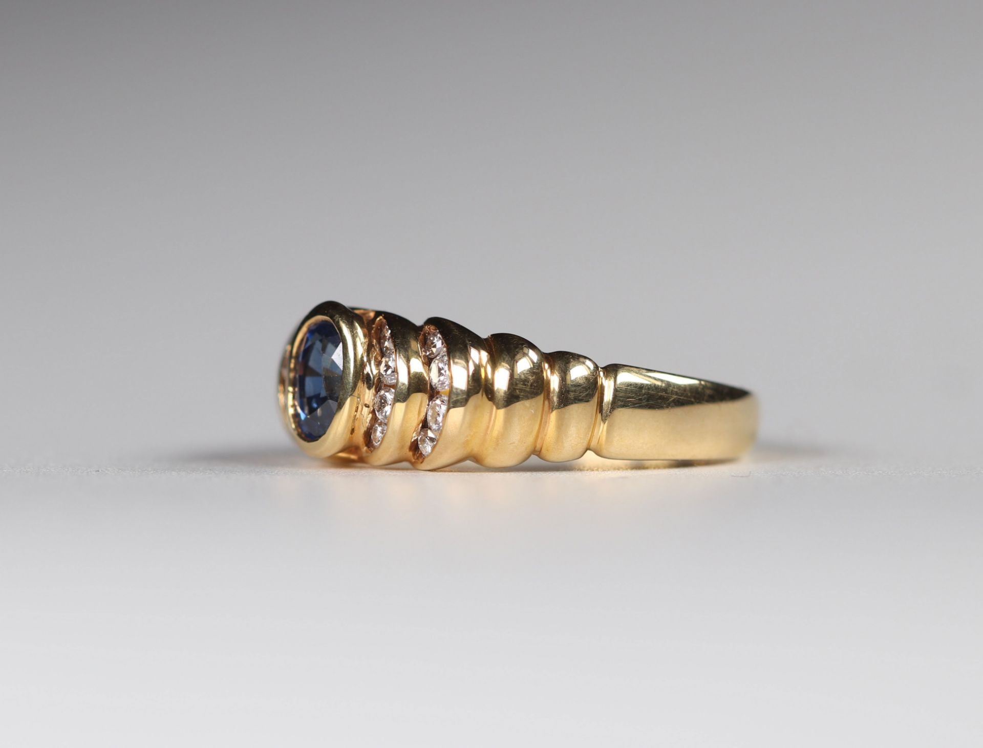 Ring in gold (18k) brilliant cut diamonds (0.22 ct), fine sapphire (0.66 ct) - Bild 3 aus 4