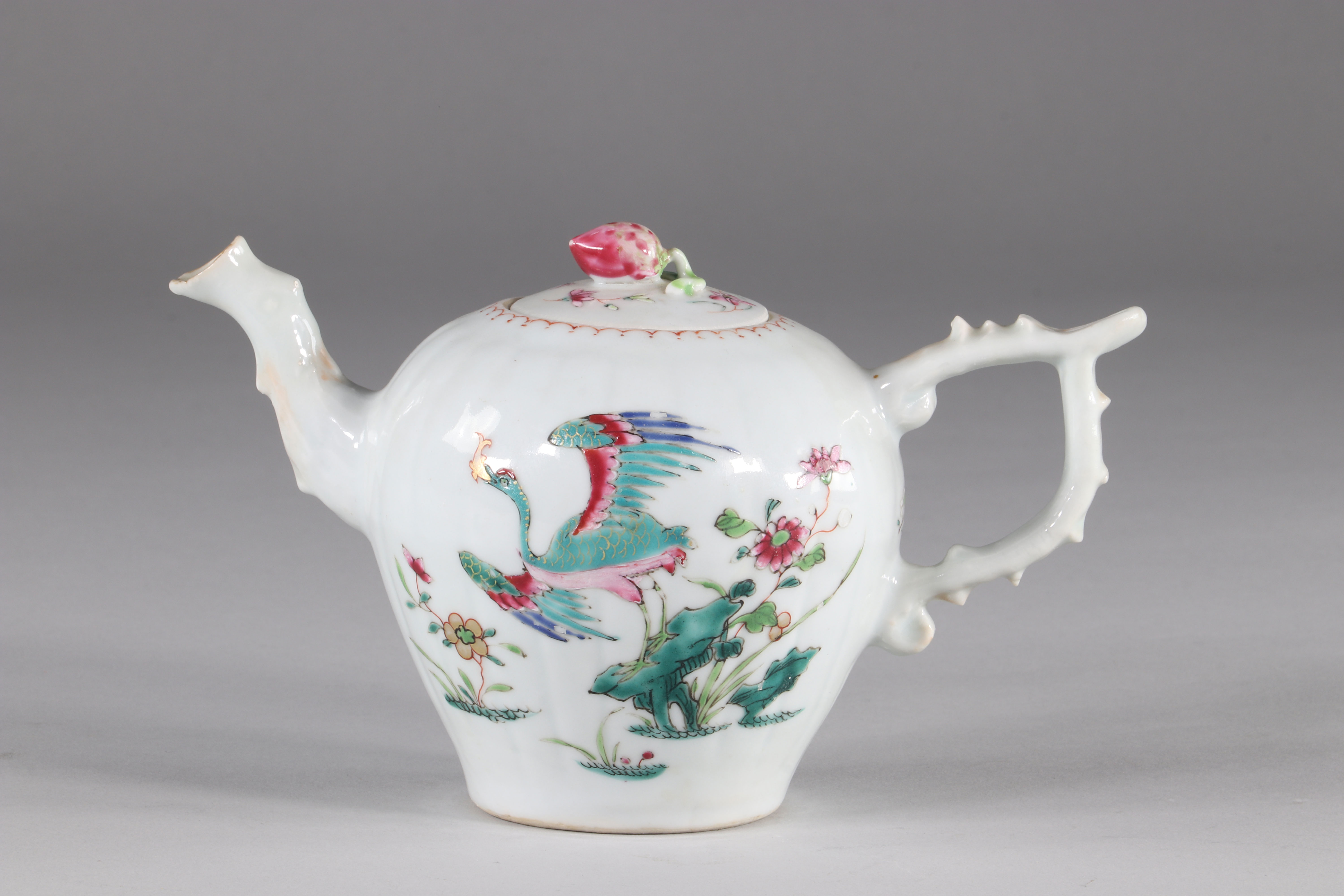 Famille rose teapot decorated with birds, China XVIII Qianlong period. Compagnie des Indes.