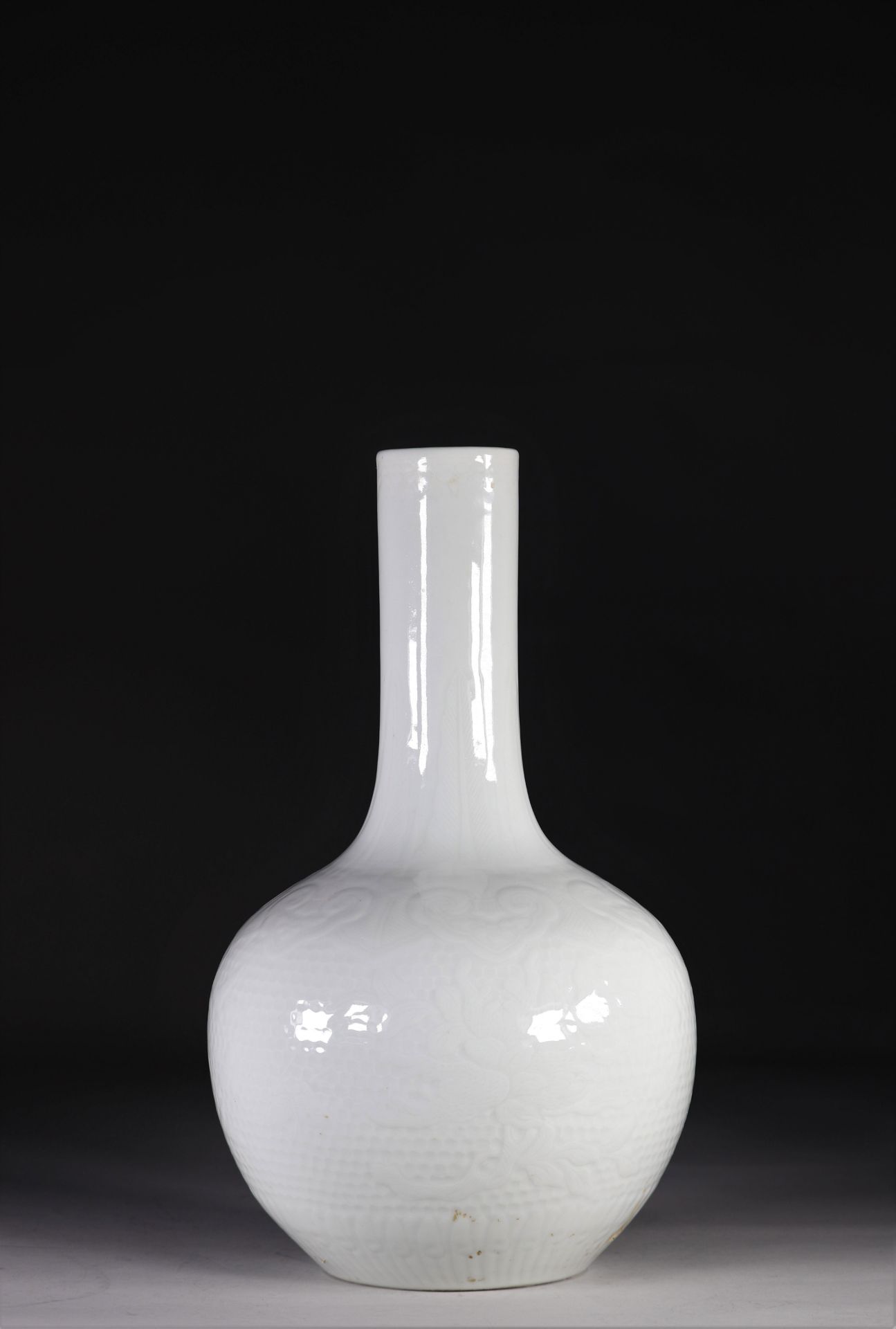 Porcelain bottle vase with incised pomegranate decoration. Qianlong brand, China early twentieth.