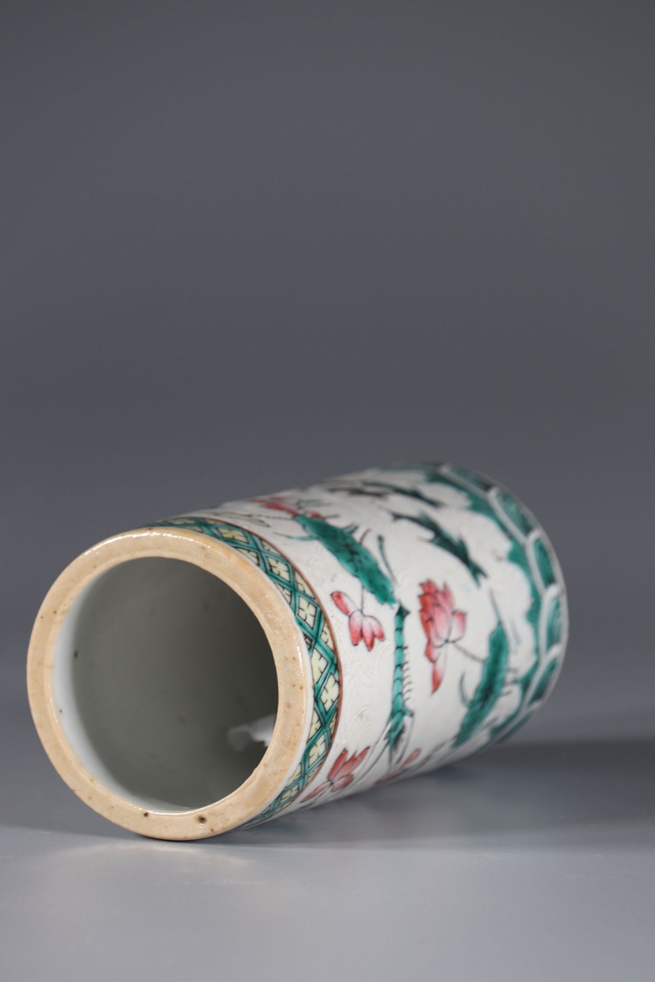 Graffiti porcelain brush holder. 19th century China. - Image 5 of 6