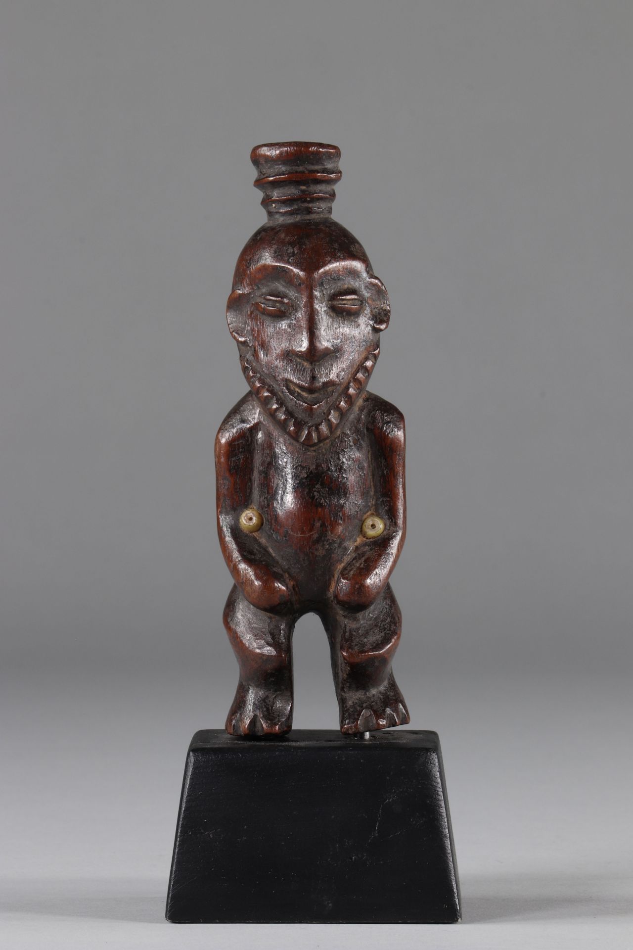 Kusu, DRC, Fetish representing wisdom, wood, glass beads, old patina of use, late 19th early 20th ce