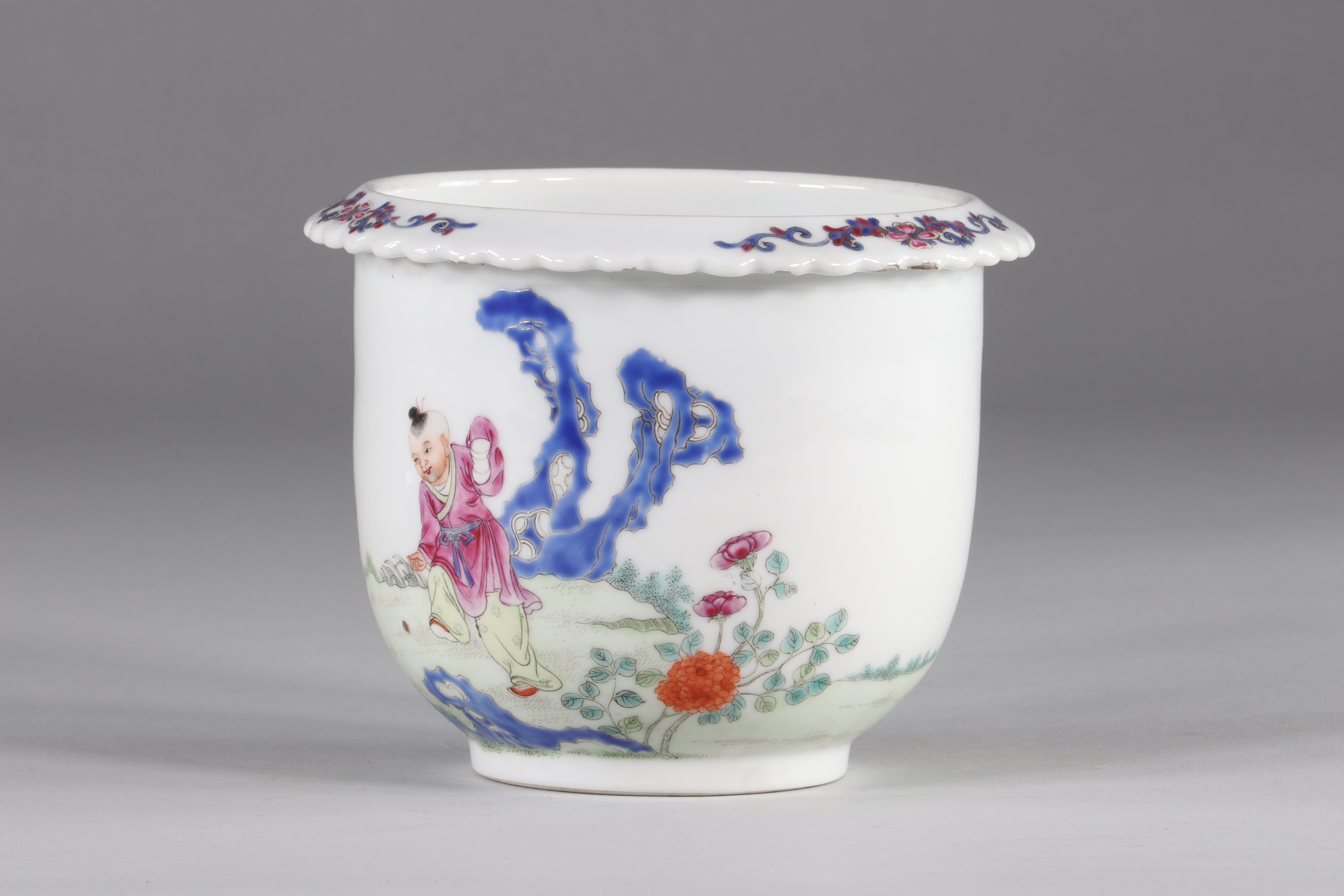 Famille rose porcelain flowerpot, decorated with a child and a rooster. "Chicken boy" - Image 4 of 5