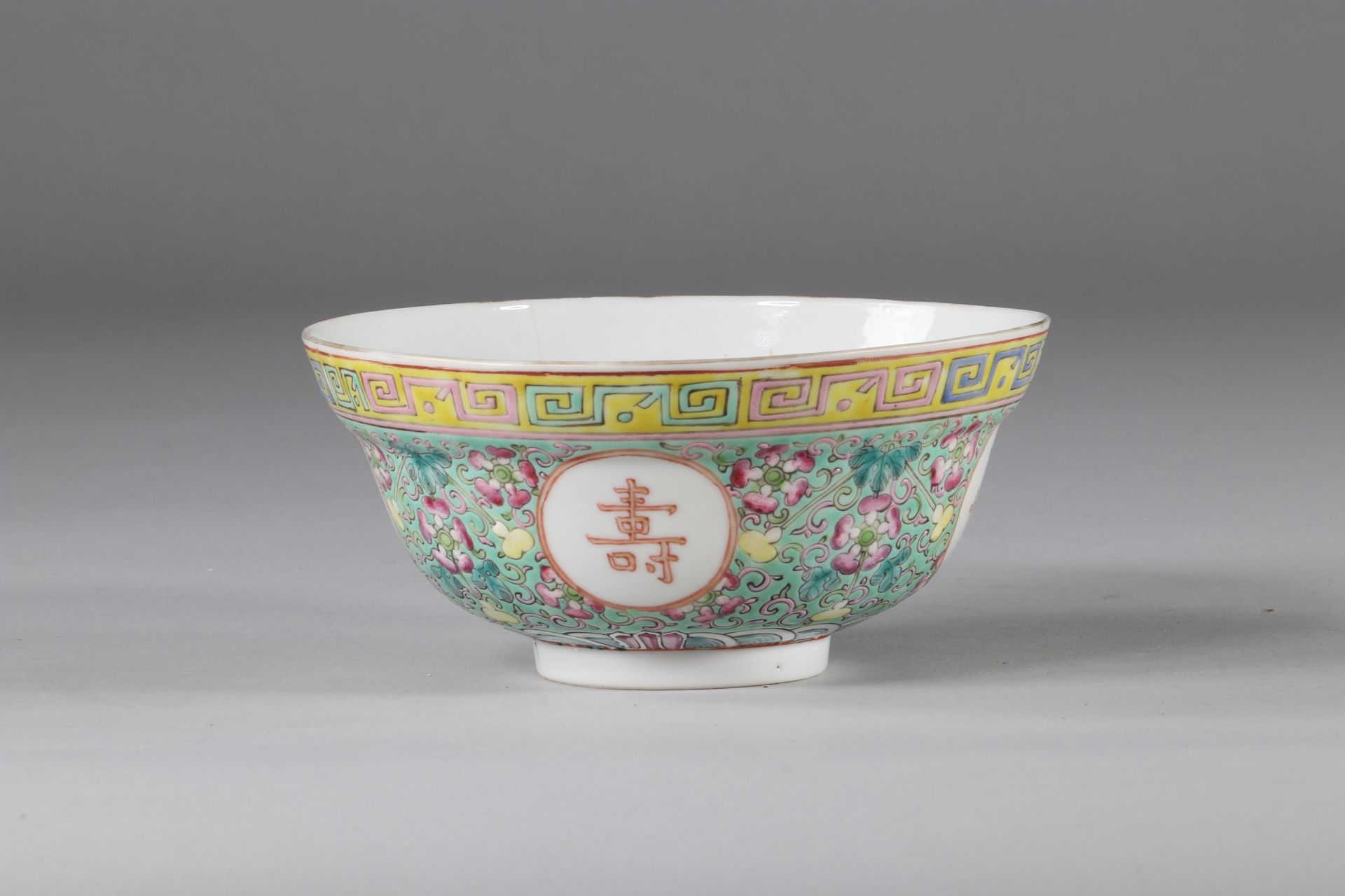 Porcelain bowl with turquoise background, Guangxhu brand, China early twentieth. - Image 2 of 4