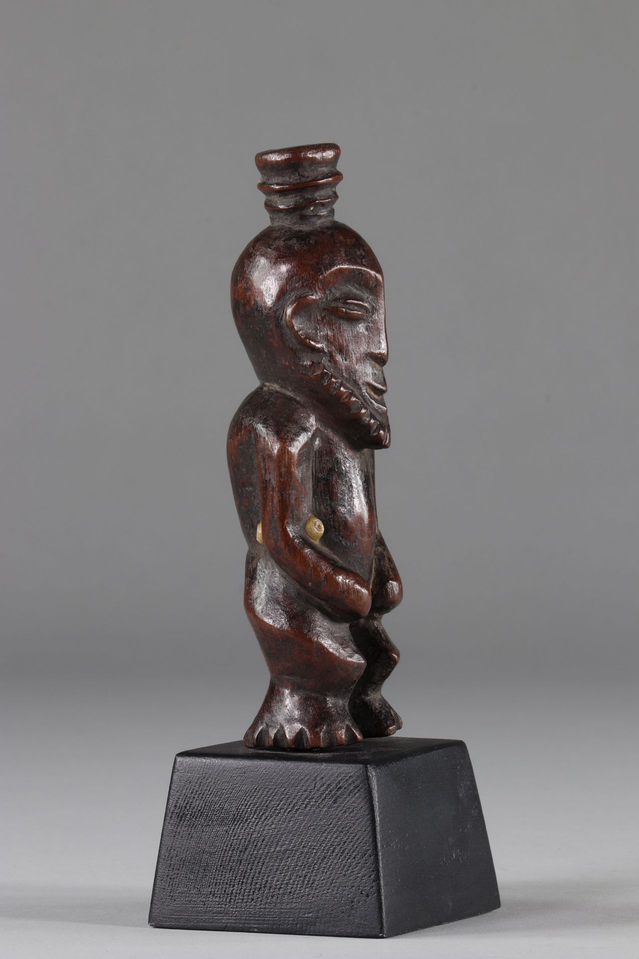 Kusu, DRC, Fetish representing wisdom, wood, glass beads, old patina of use, late 19th early 20th ce - Bild 2 aus 4