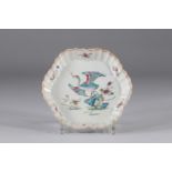 Polylobed famille rose porcelain dish with a bird, China XVIII Qianlong period
