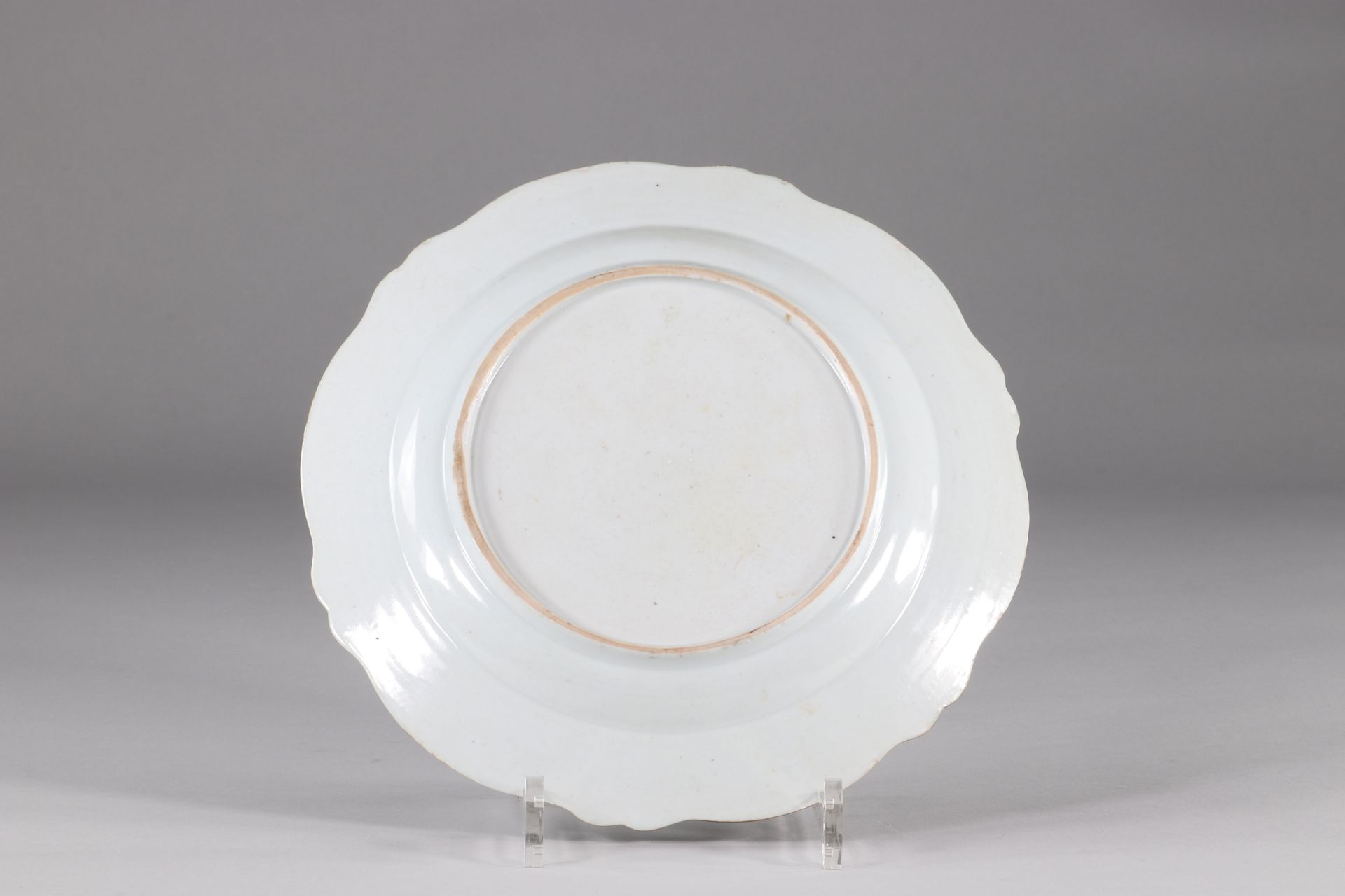 Porcelain plate from the famille rose "China to order". - Image 2 of 2