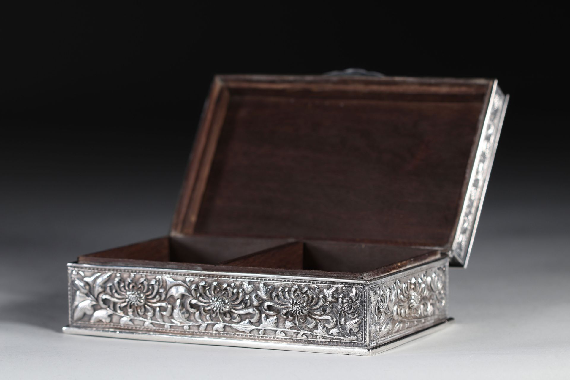 silver box with high relief floral decoration, 19th century China. - Image 8 of 8
