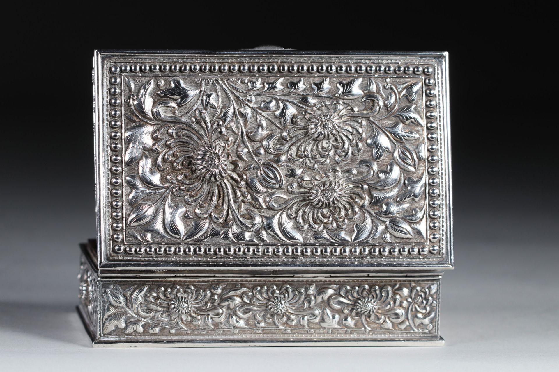 silver box with high relief floral decoration, 19th century China. - Image 5 of 8