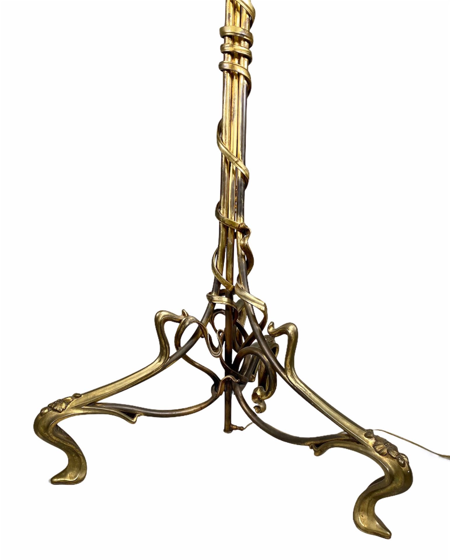 Victor Horta (attributed to) Imposing living room lamp with vegetable base in bronze. "added bobeche - Image 2 of 7