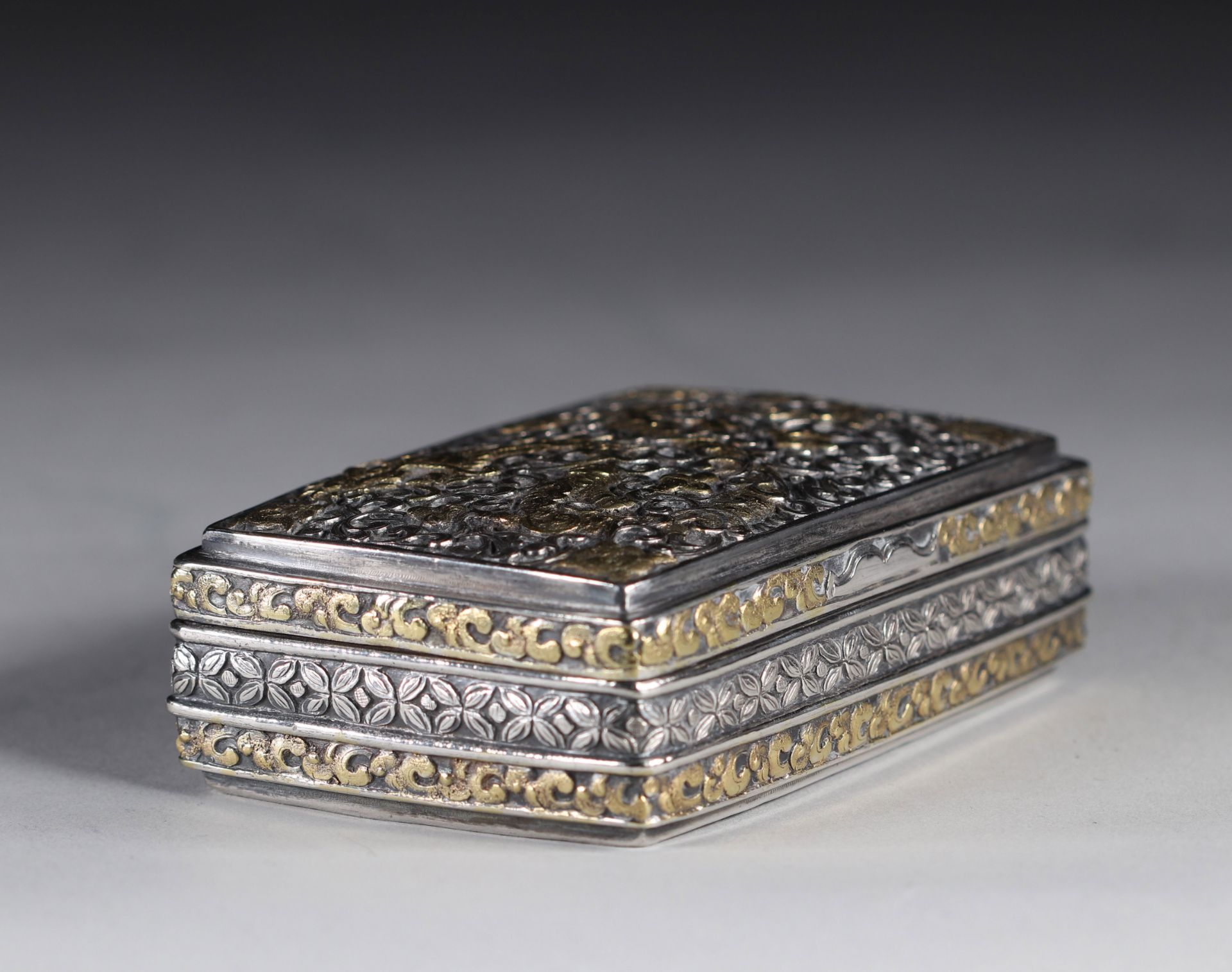 silver and vermeil box with dragon decoration. China - Tibet, XIXth. - Bild 3 aus 6