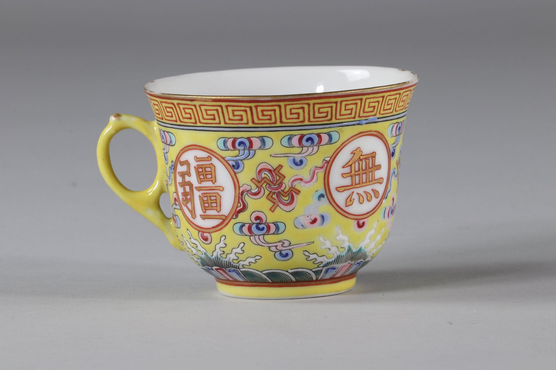 Imperial yellow porcelain cup, Guangxhu mark and period. China around 1900. - Image 3 of 4