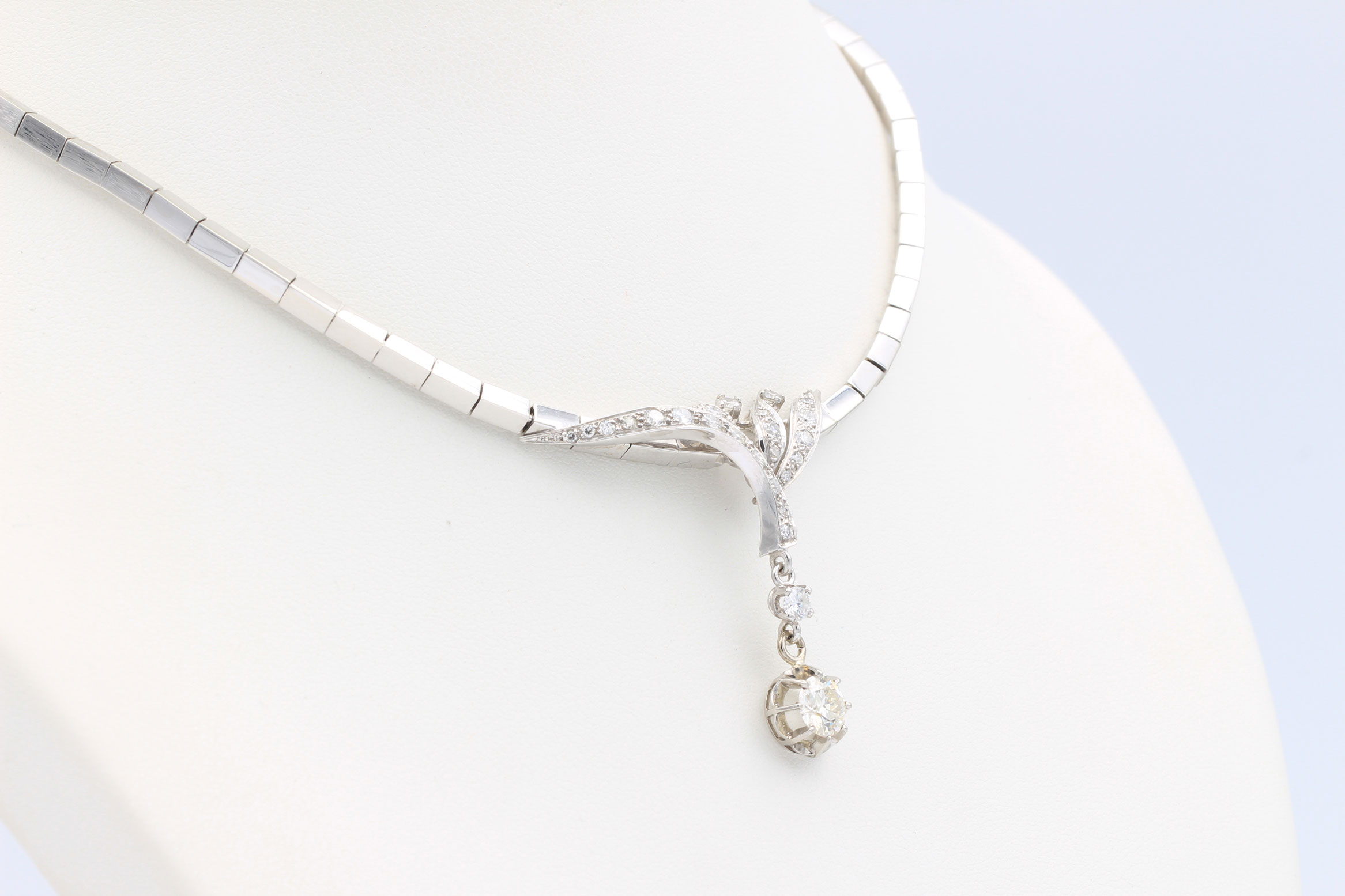Art Deco necklace in 18K white gold, solitaire 1.00 carat and pave diamonds Approximately 1.72 carat - Image 8 of 11