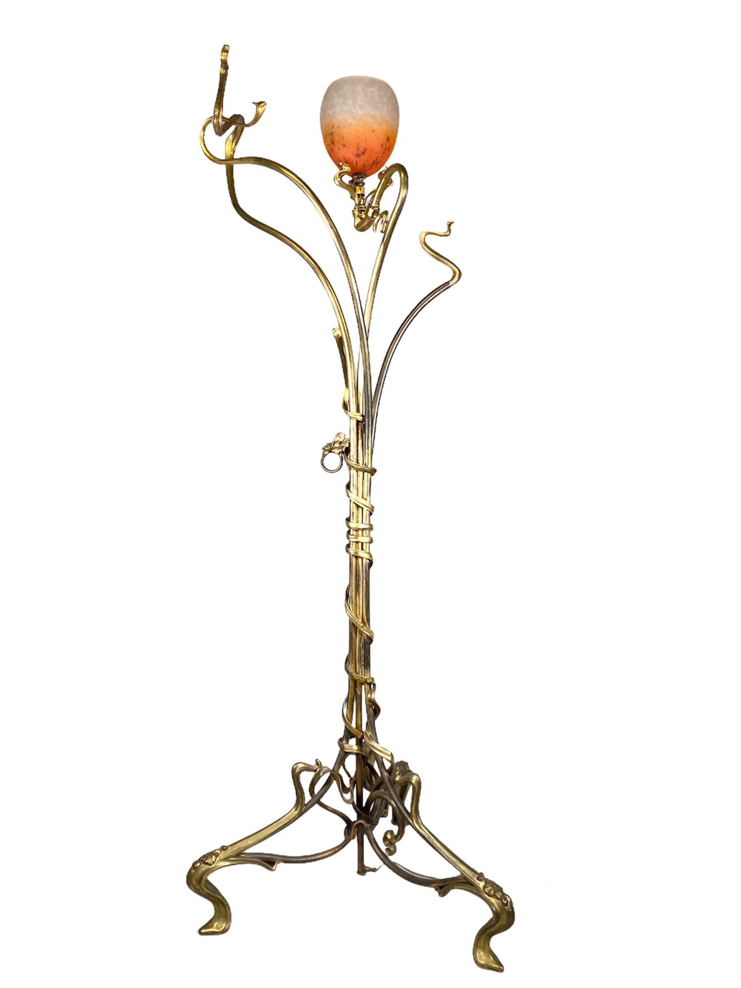 Victor Horta (attributed to) Imposing living room lamp with vegetable base in bronze. "added bobeche