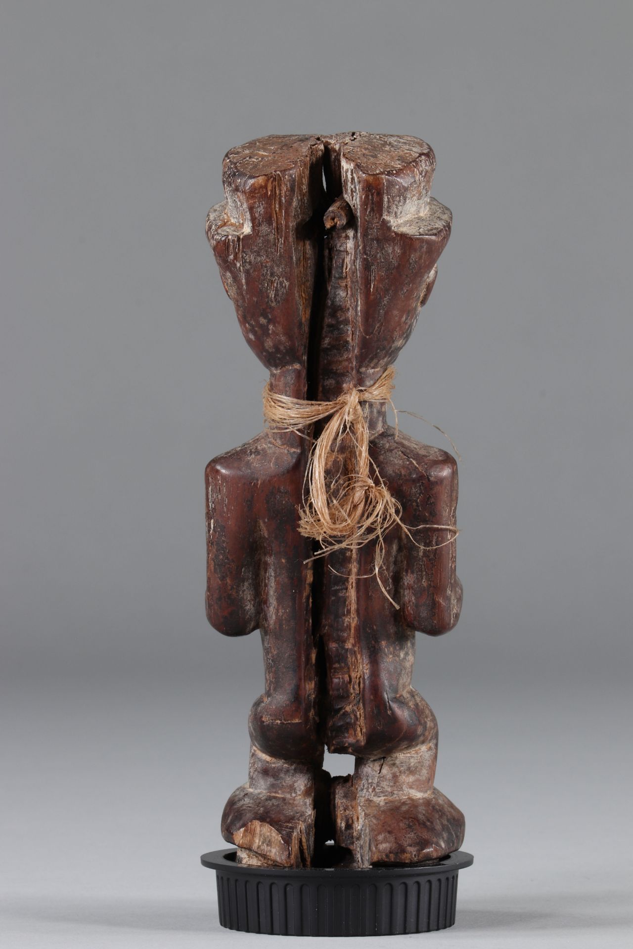 Songye, DRC, former Bernot HELLEBERG collection, male fetish, standing with hands resting on the edg - Bild 3 aus 3