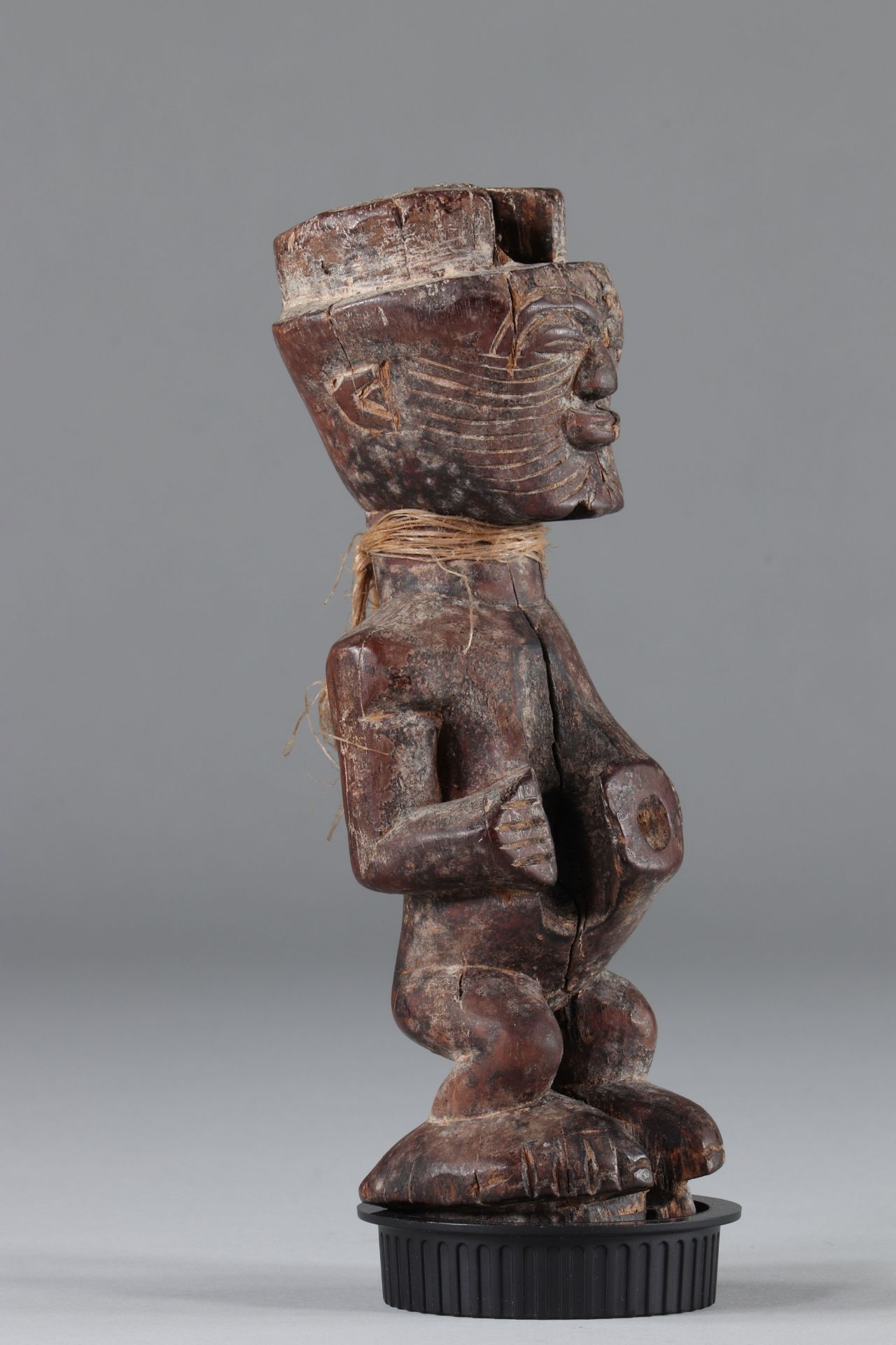 Songye, DRC, former Bernot HELLEBERG collection, male fetish, standing with hands resting on the edg - Bild 2 aus 3