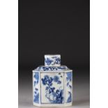 China tea pot blanc bleu with floral decoration 18th Kangxi brand