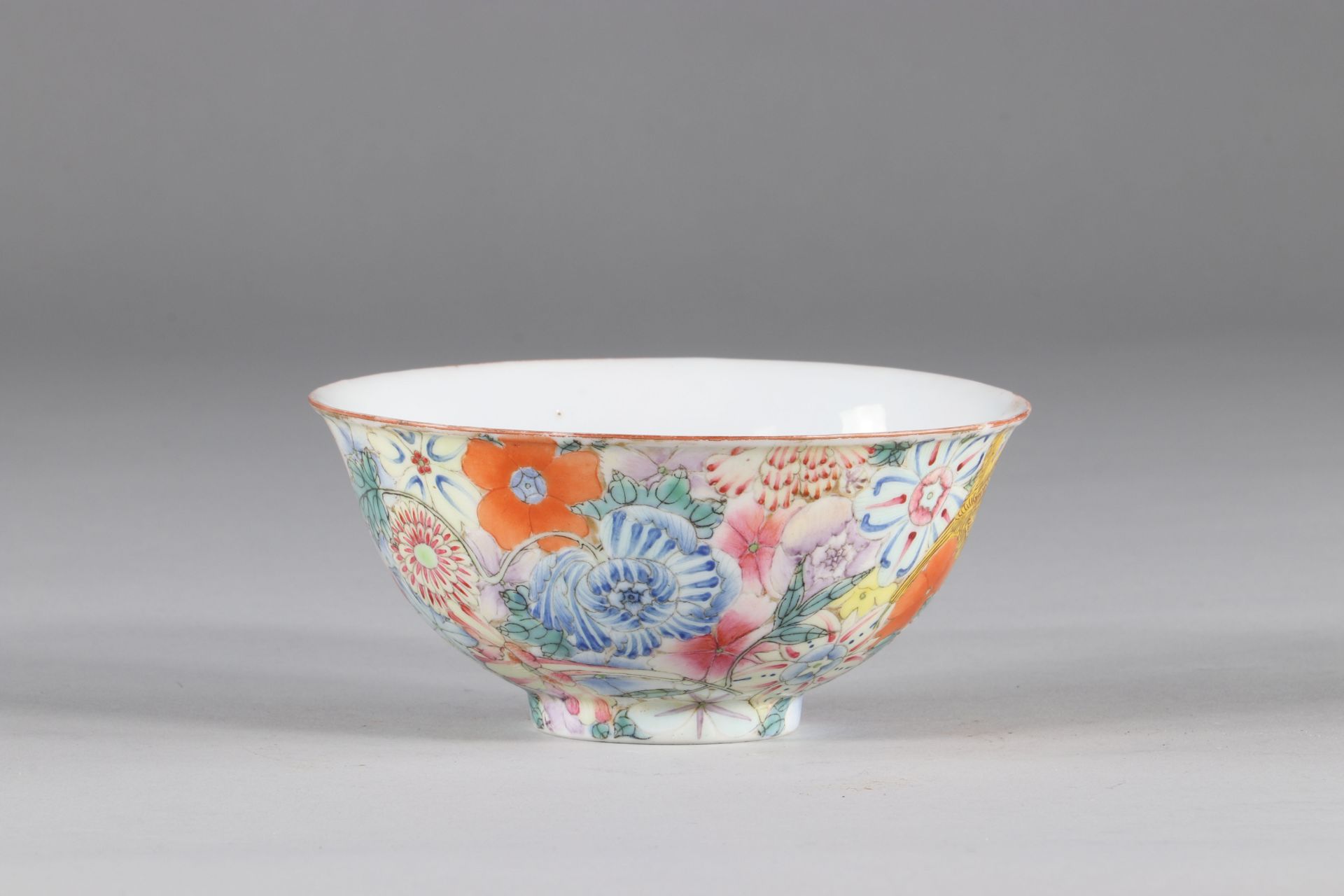 Thousand flowers porcelain bowl, Qianlong brand. Nineteenth China.