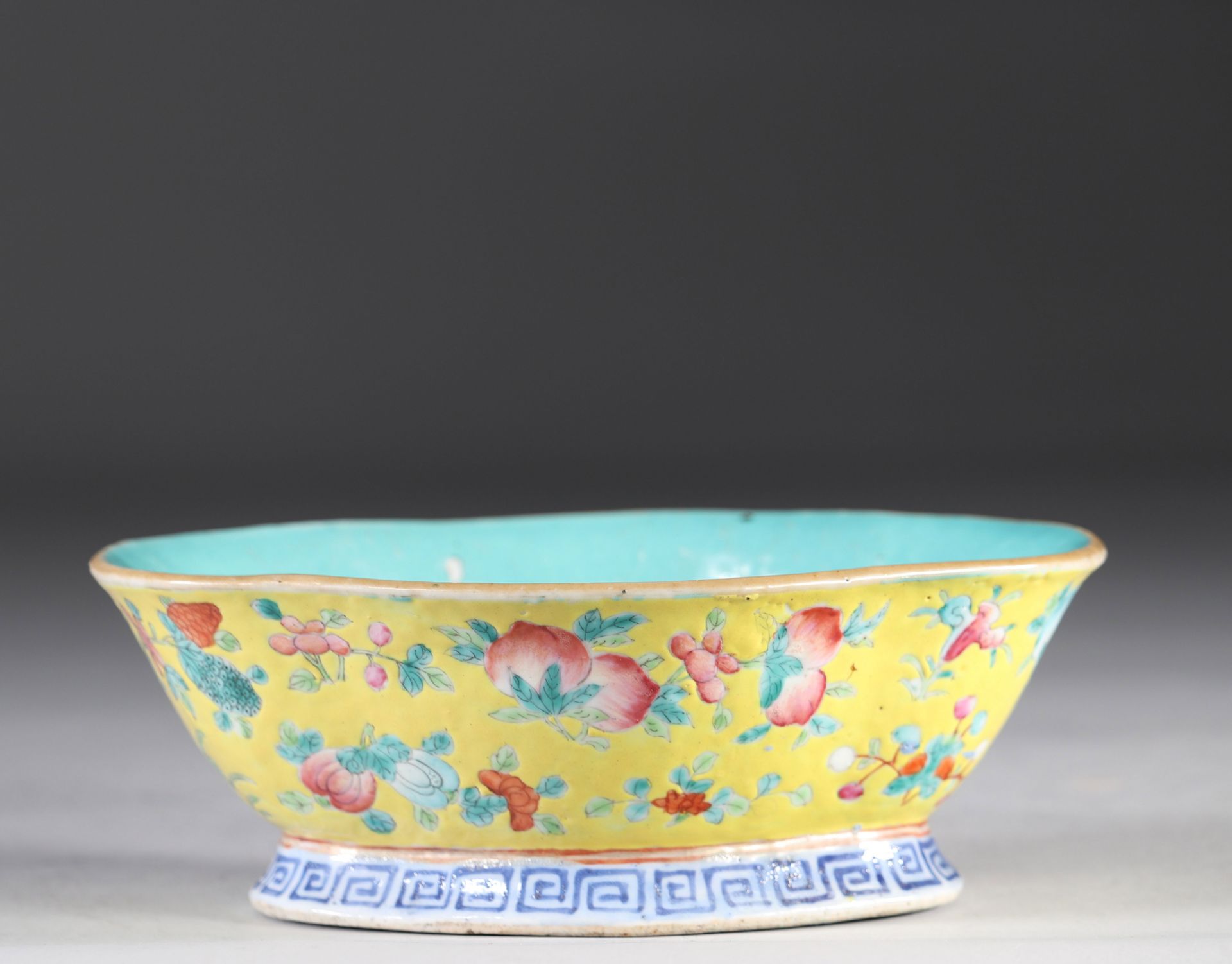 China famille rose bowl decorated with peaches on a yellow background 19th C.