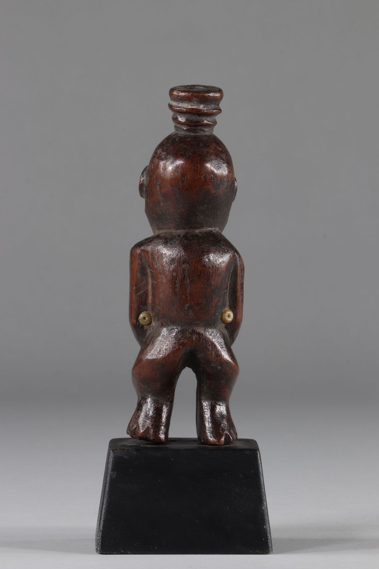 Kusu, DRC, Fetish representing wisdom, wood, glass beads, old patina of use, late 19th early 20th ce - Bild 3 aus 4