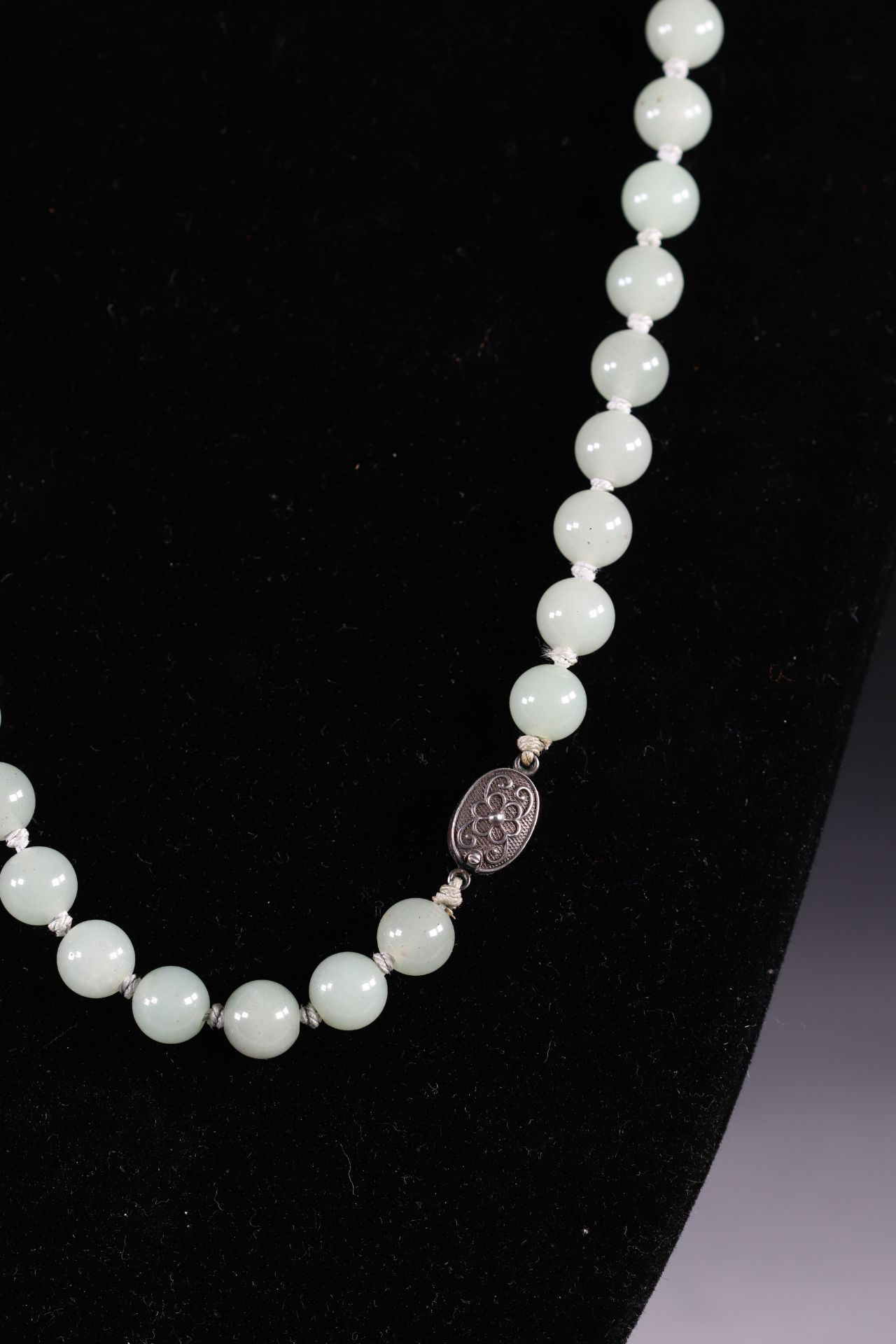 Green jade pearl necklace, hallmarked silver frame. Mid-20th century China. - Bild 3 aus 4