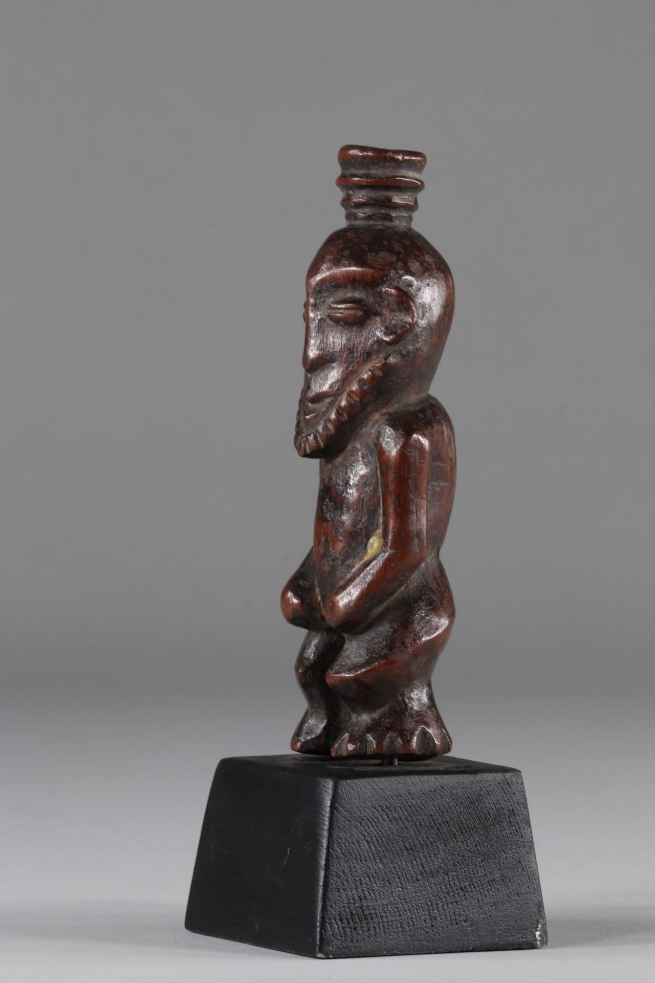 Kusu, DRC, Fetish representing wisdom, wood, glass beads, old patina of use, late 19th early 20th ce - Bild 4 aus 4