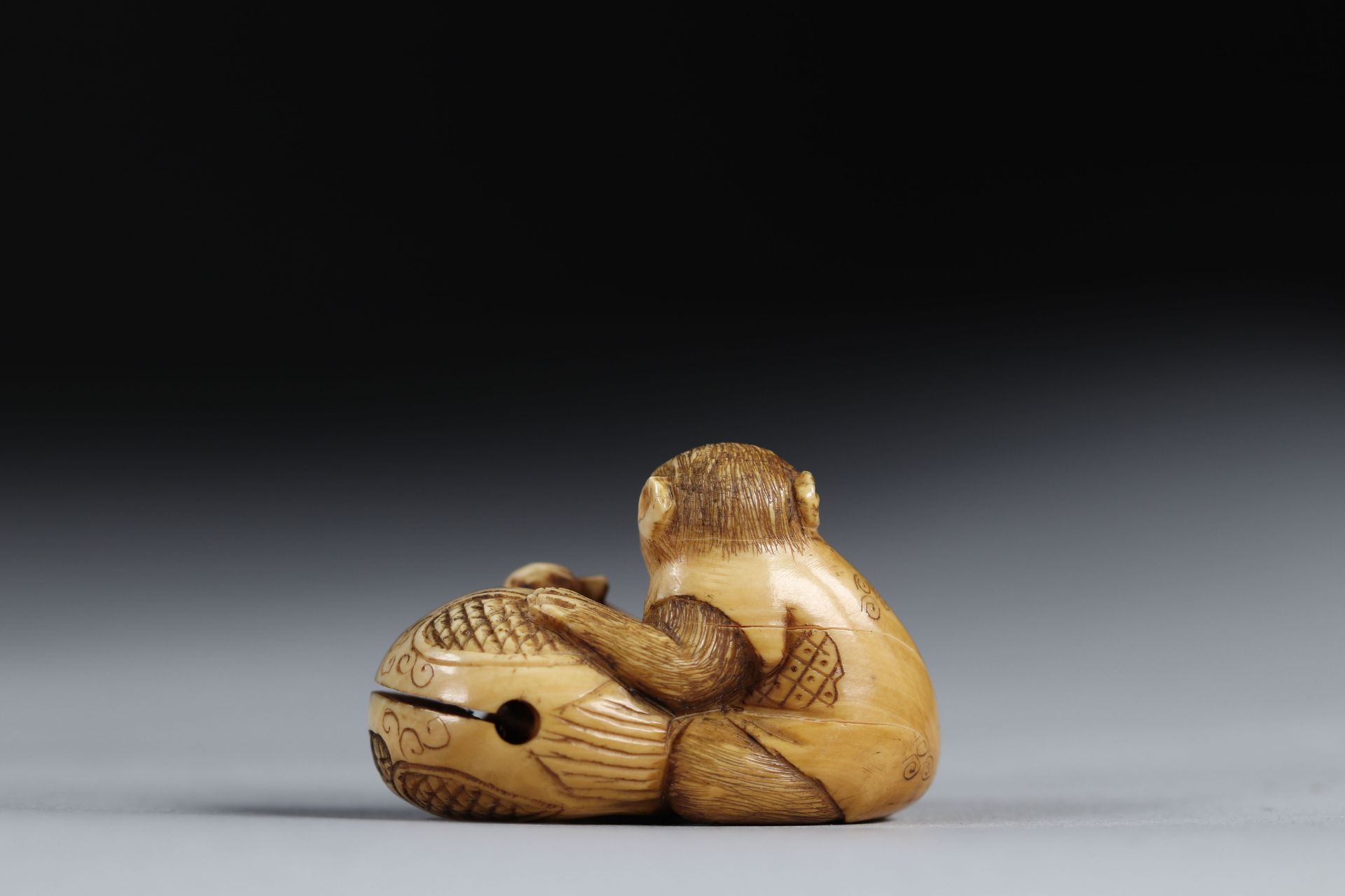 Netsuke carved - a musician monkey. Japan Meiji period around 1900 - Bild 2 aus 3