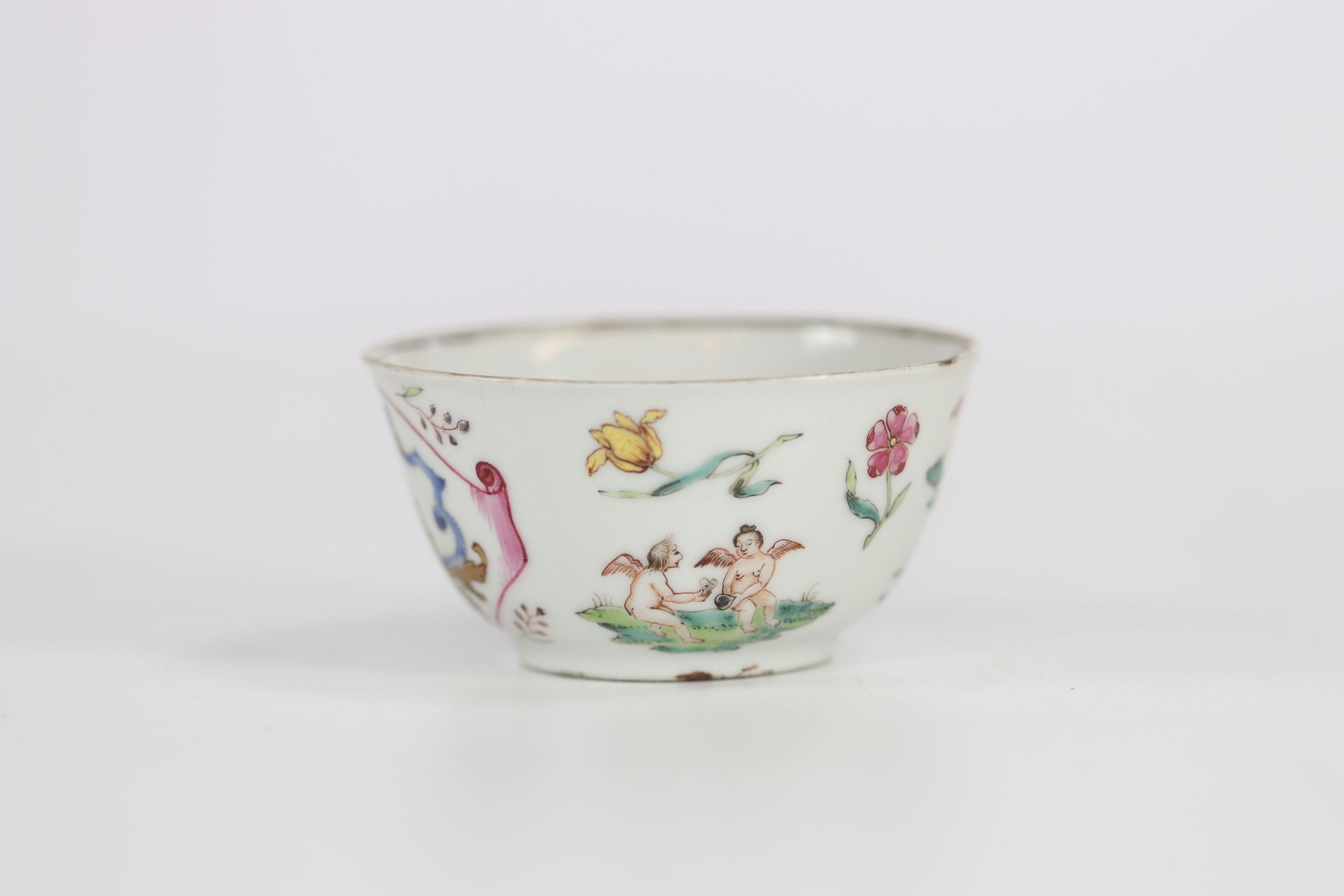 Porcelain bowl of the famille rose viscount coat of arms. 18th century China. Qianlong period. - Image 3 of 6