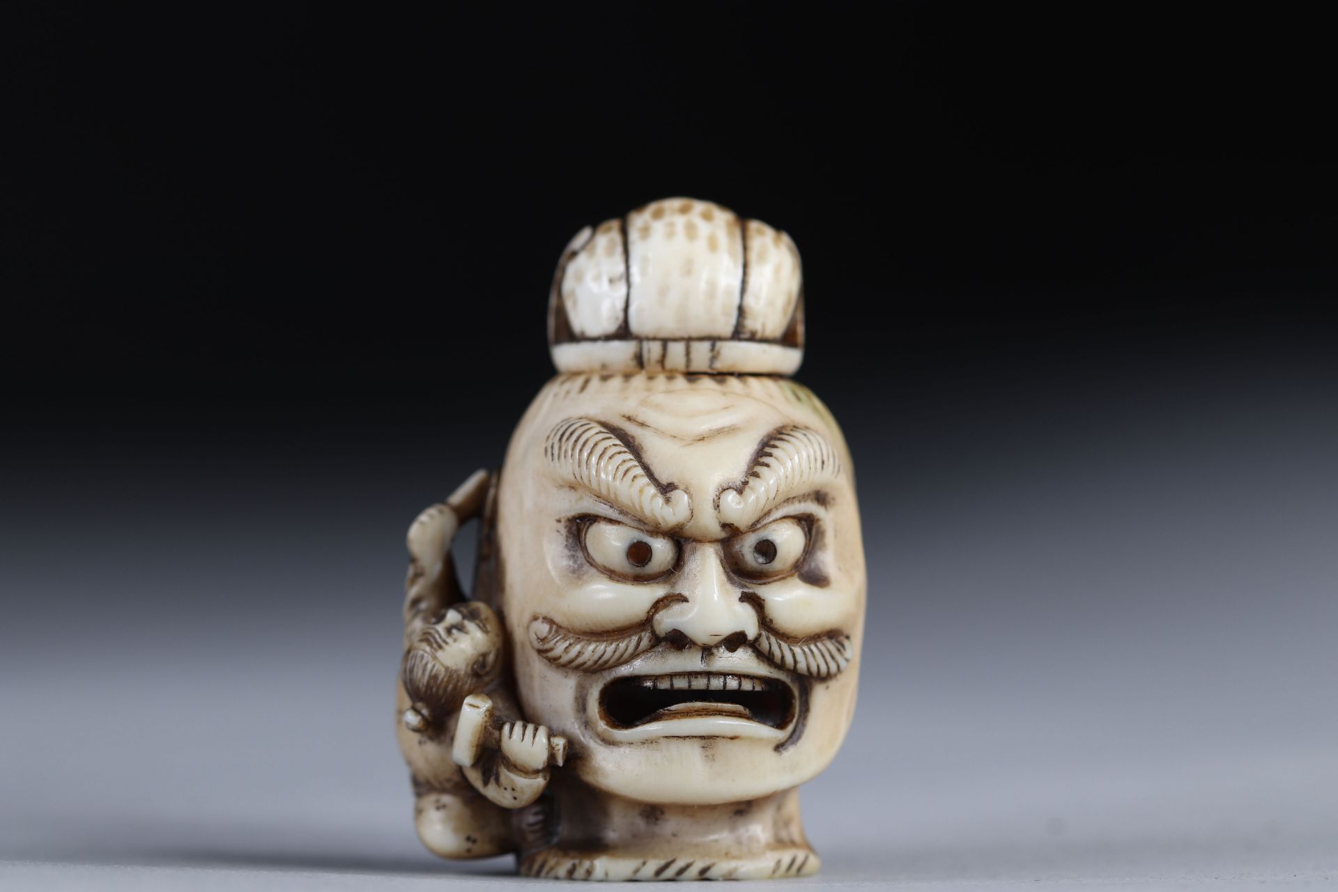 Netsuke / Okimono carved - a scaled samurai head. Japan Meiji period late 19th