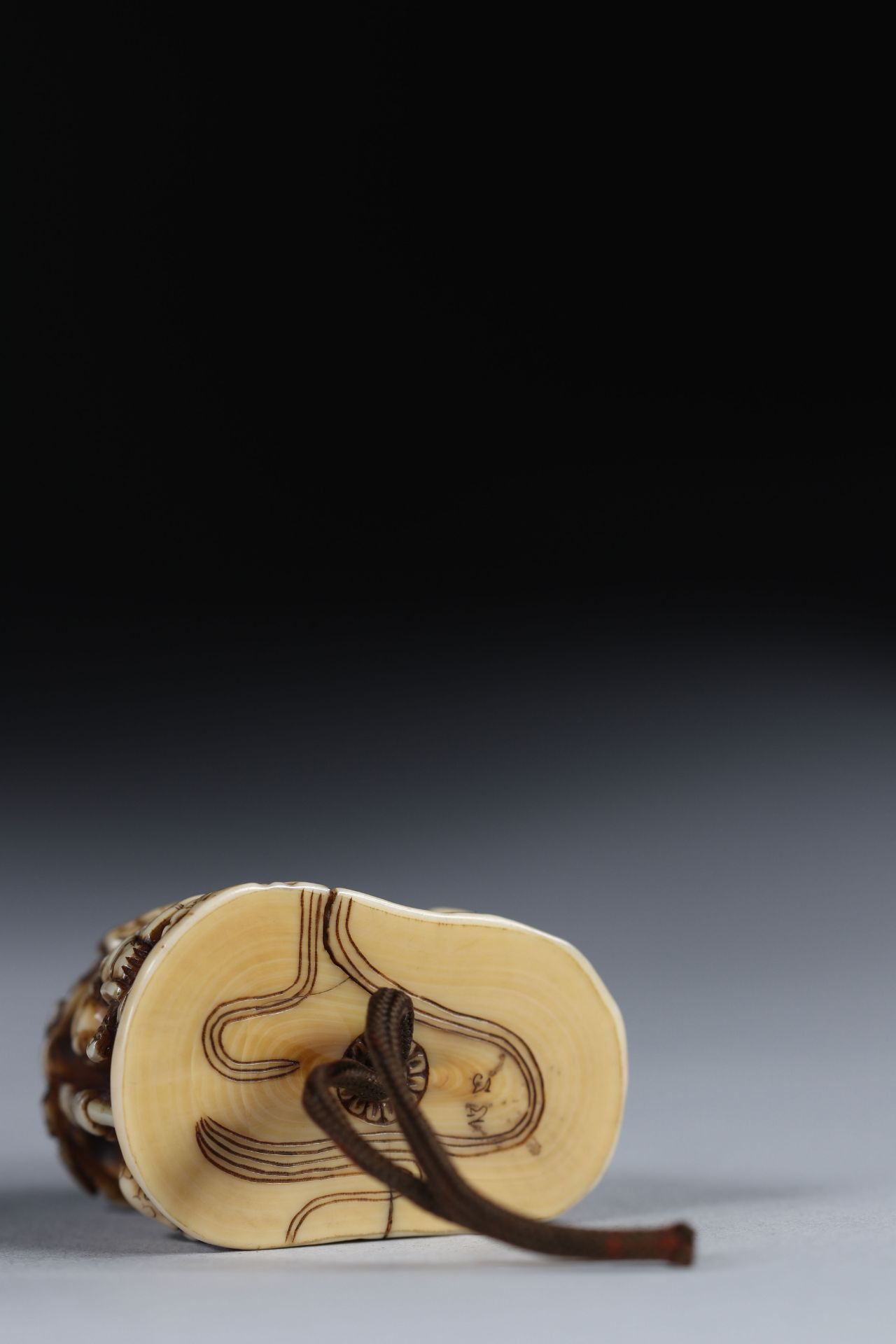 Netsuke carved - figures under a tree. Japan Meiji 19th century - Image 5 of 5