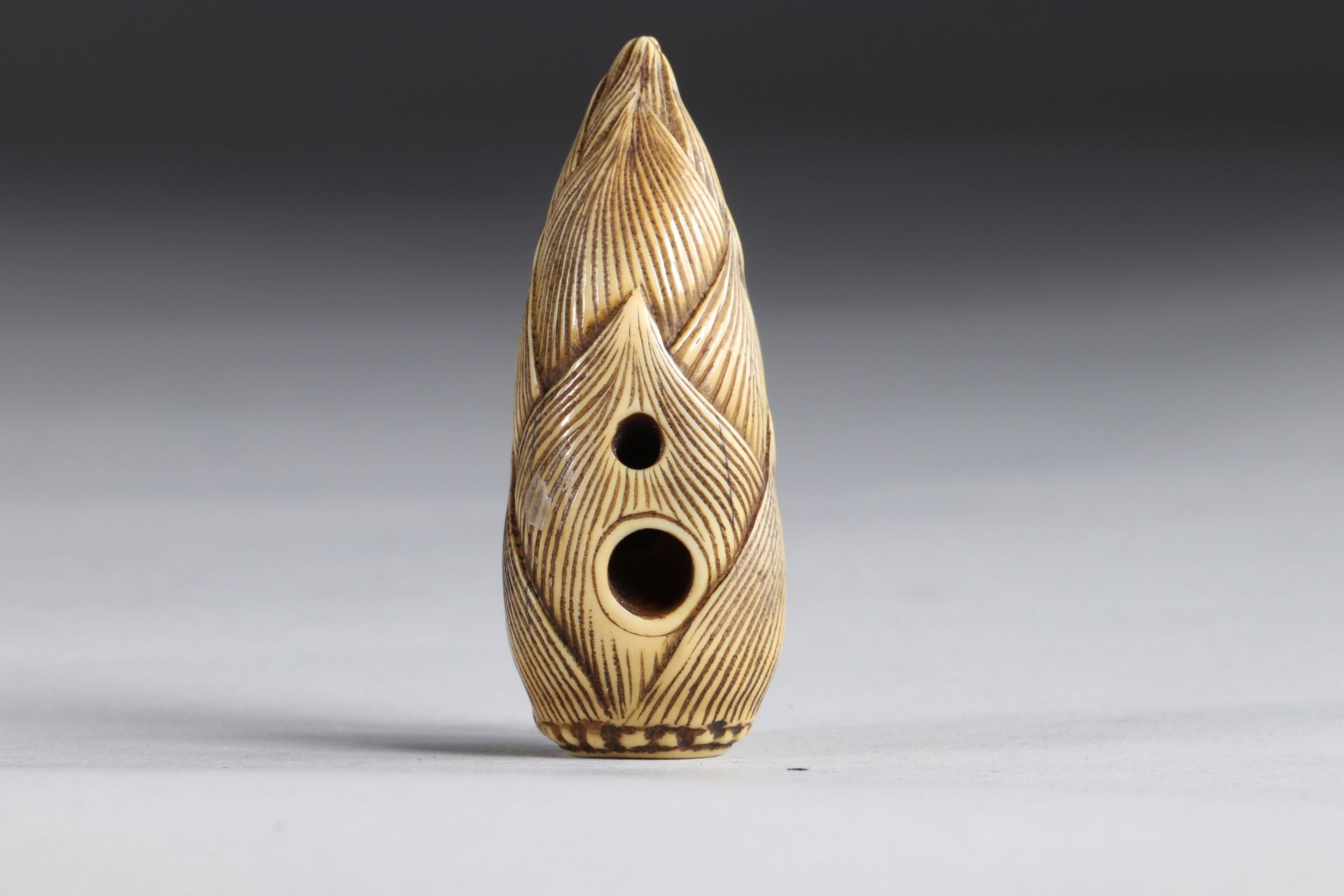 Netsuke carved - an ear surmounted by a snail. Japan Edo period - Bild 5 aus 5