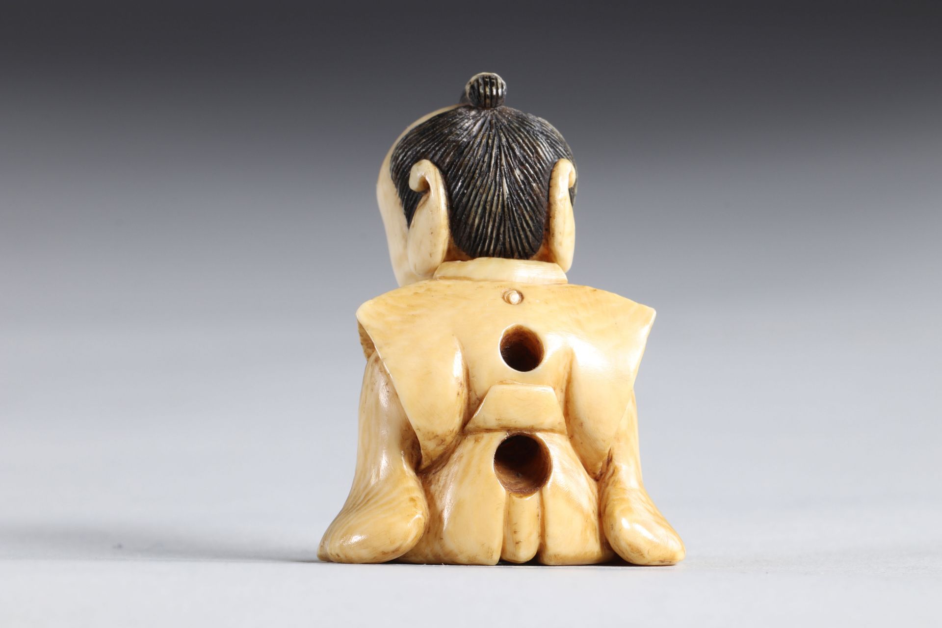 Netsuke carved - a seated figure. Japan Meiji 19th century - Image 3 of 4