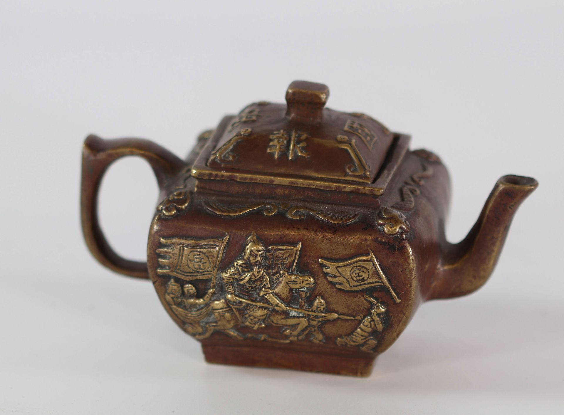 China bronze teapot decorated with characters - Image 2 of 3