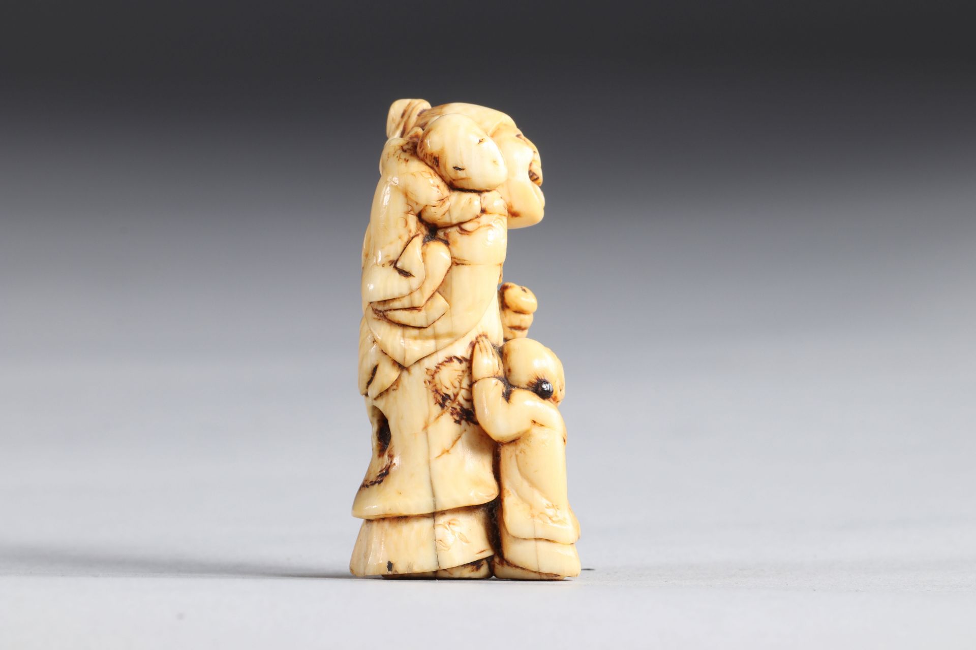 Netsuke carved - a character and children. Japan Edo period - Image 3 of 5