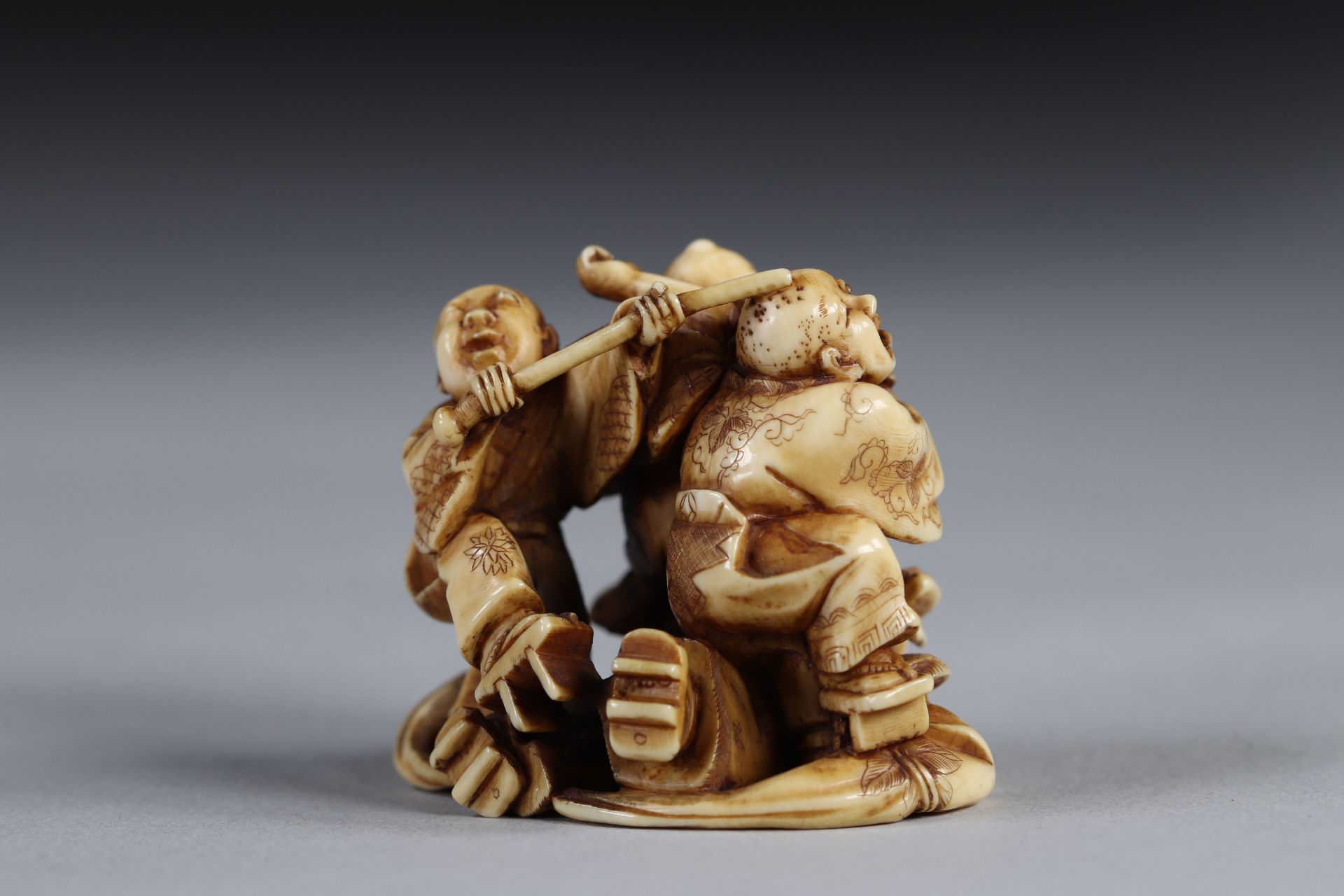 Intricately carved Netsuke - a wrestling scene. Japan Meiji period end - 19th century - Bild 3 aus 6