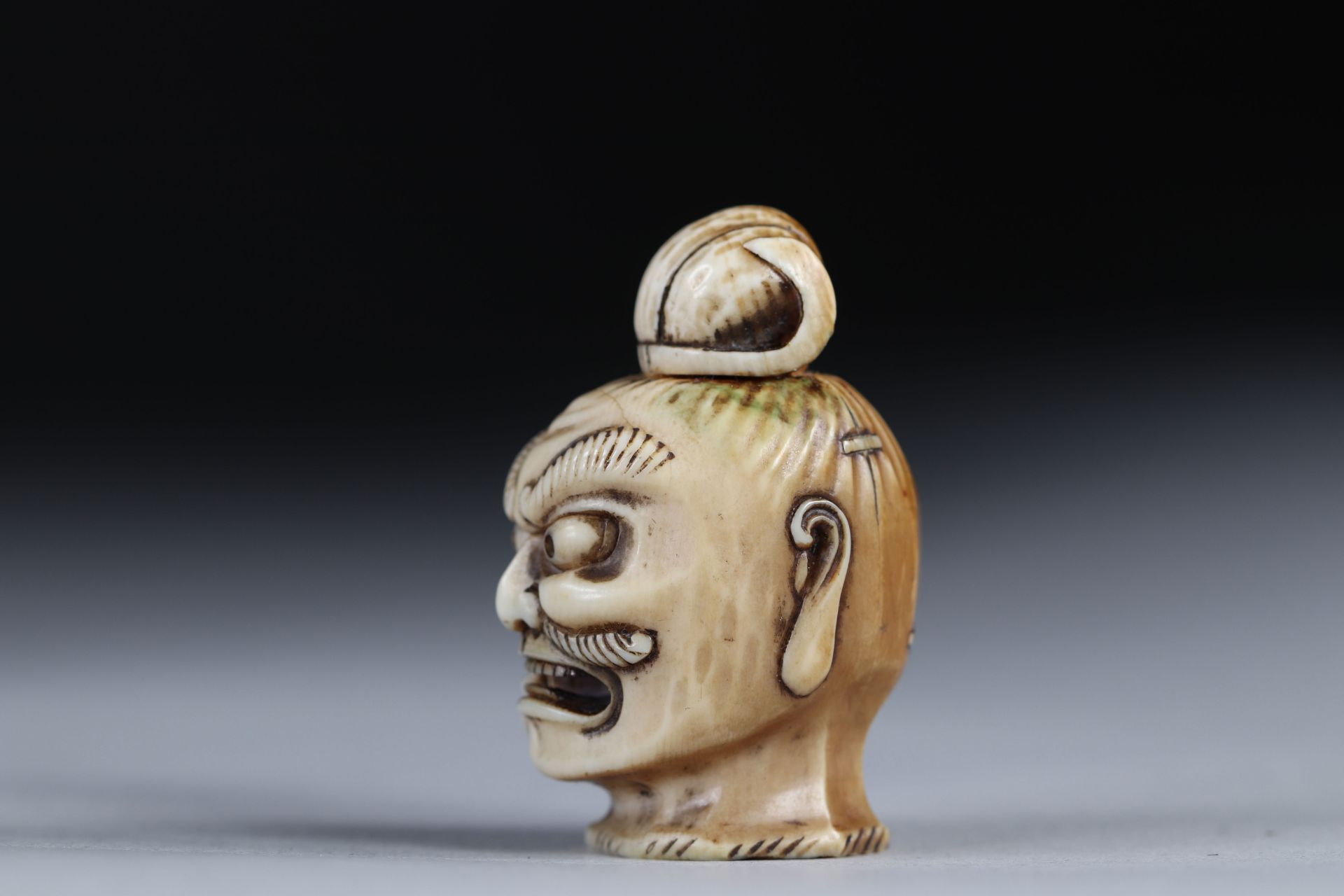 Netsuke / Okimono carved - a scaled samurai head. Japan Meiji period late 19th - Bild 4 aus 4