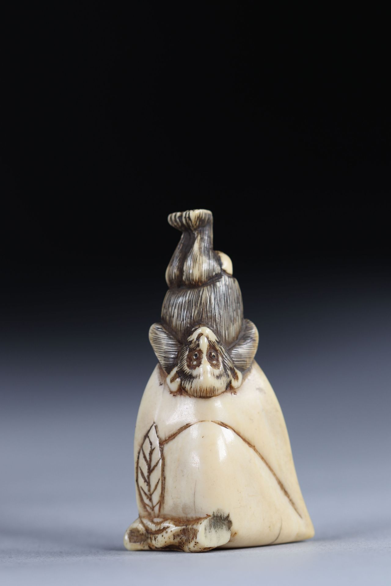 Netsuke carved - a sign bearing a fruit. Japan Edo period