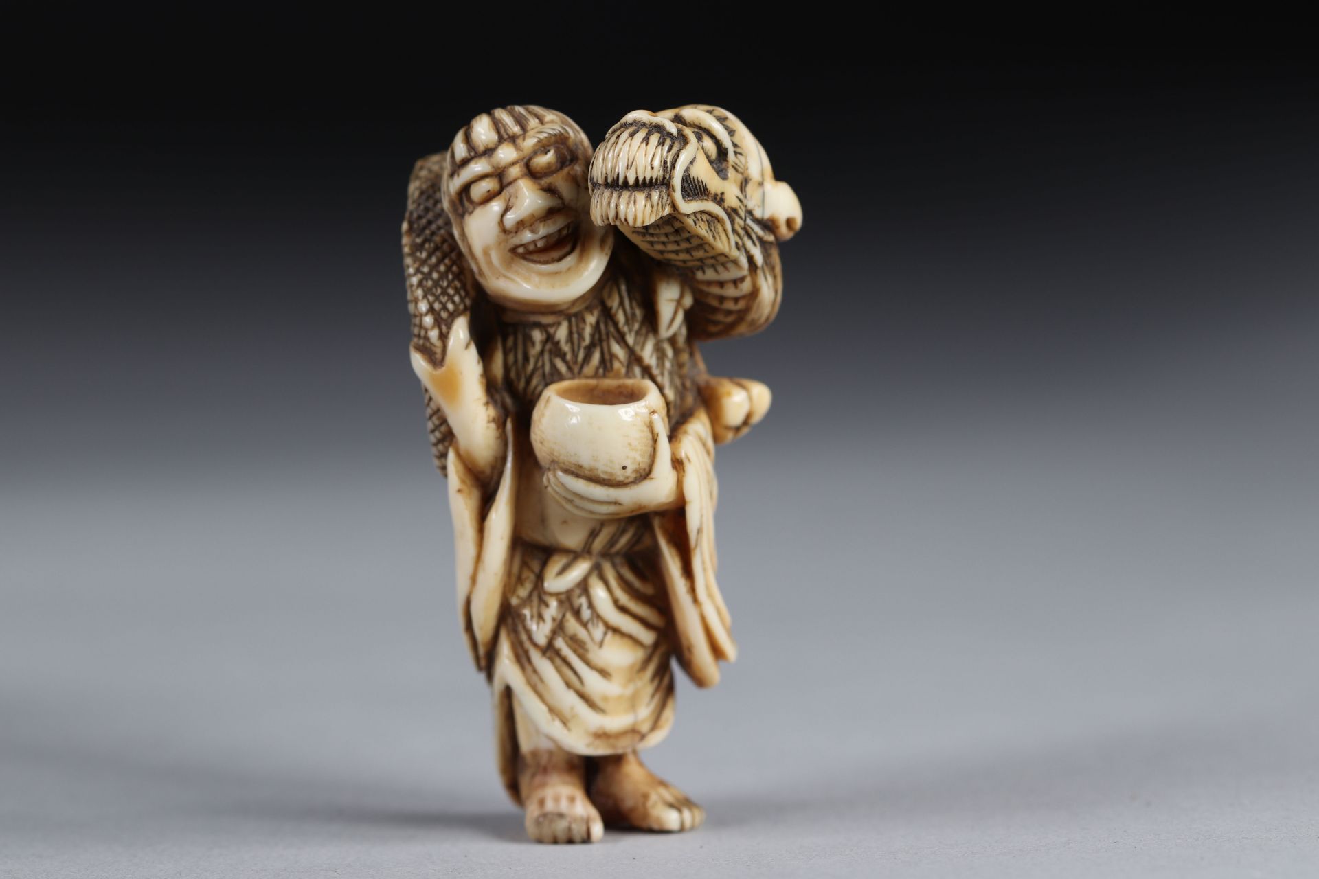 Netsuke / Okimono carved - Gama-Sennin carrying a dragon. Japan Meiji 19th century