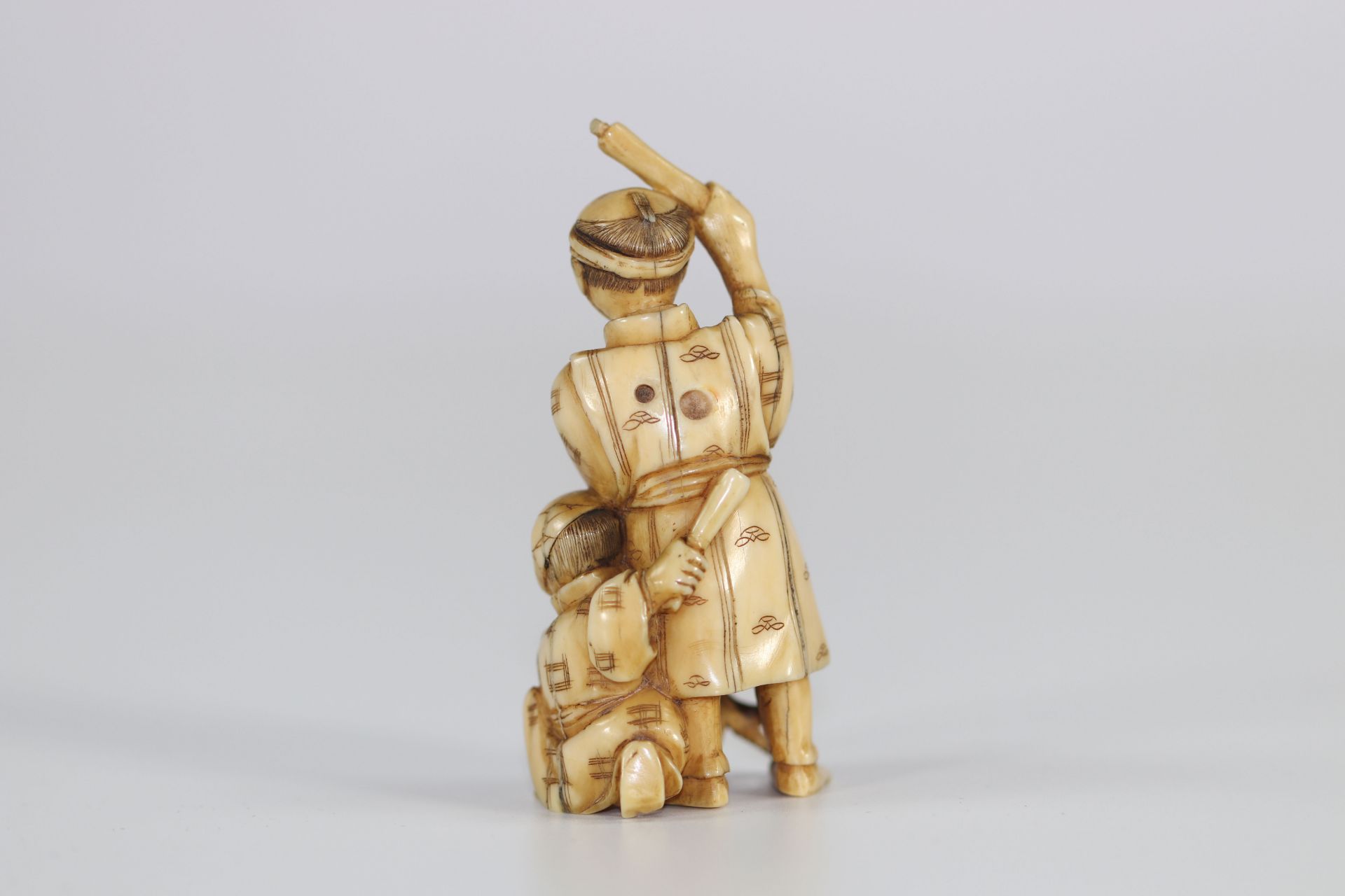 Japan Netsuke in ivory carved - two figures knocking out an octopus Meiji period 1900 - Image 2 of 2