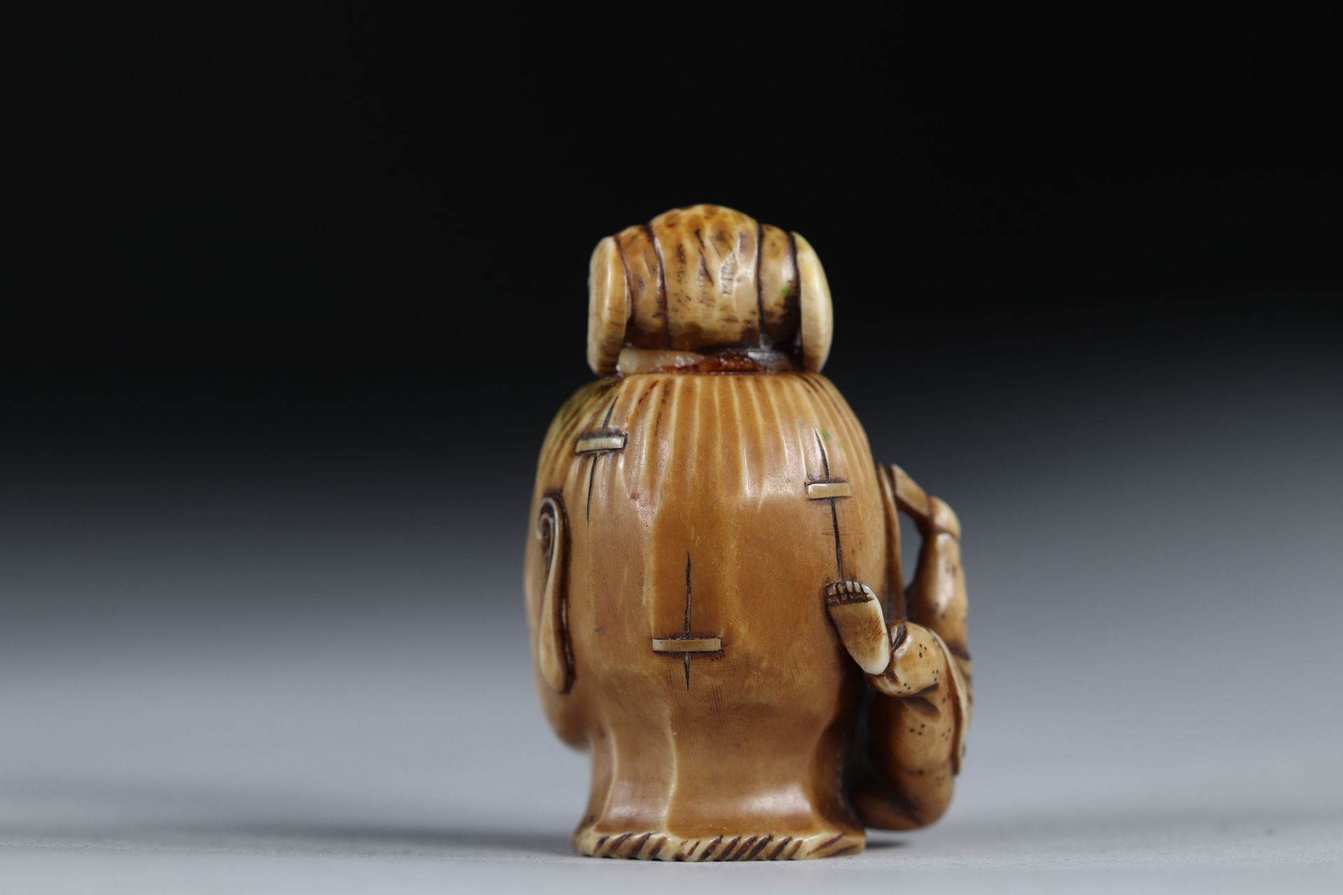 Netsuke / Okimono carved - a scaled samurai head. Japan Meiji period late 19th - Bild 3 aus 4