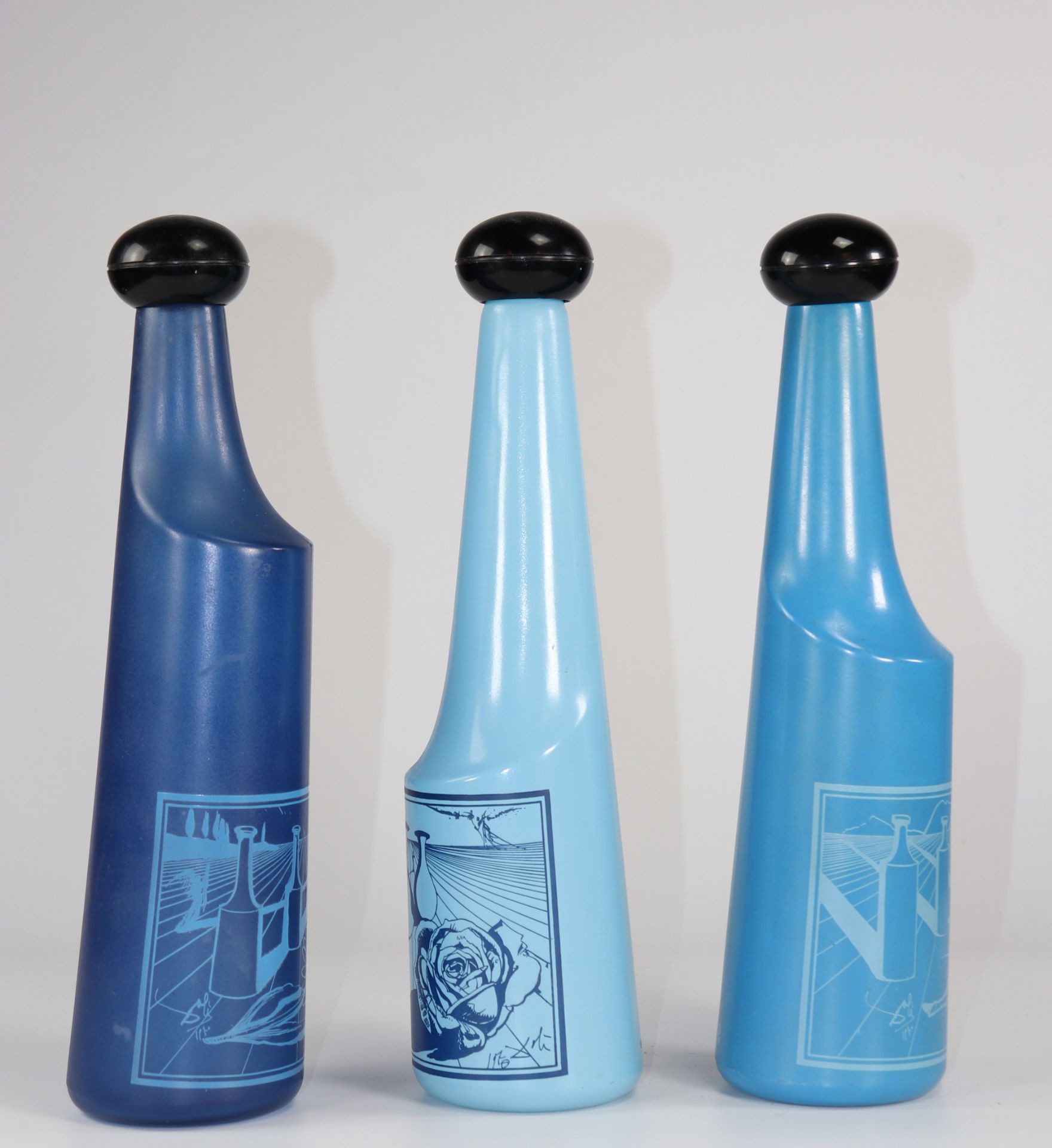 Salvador Dali"Botellas de vino" 1970-1972 Suite of three glass bottles each decorated with a differe - Bild 3 aus 3