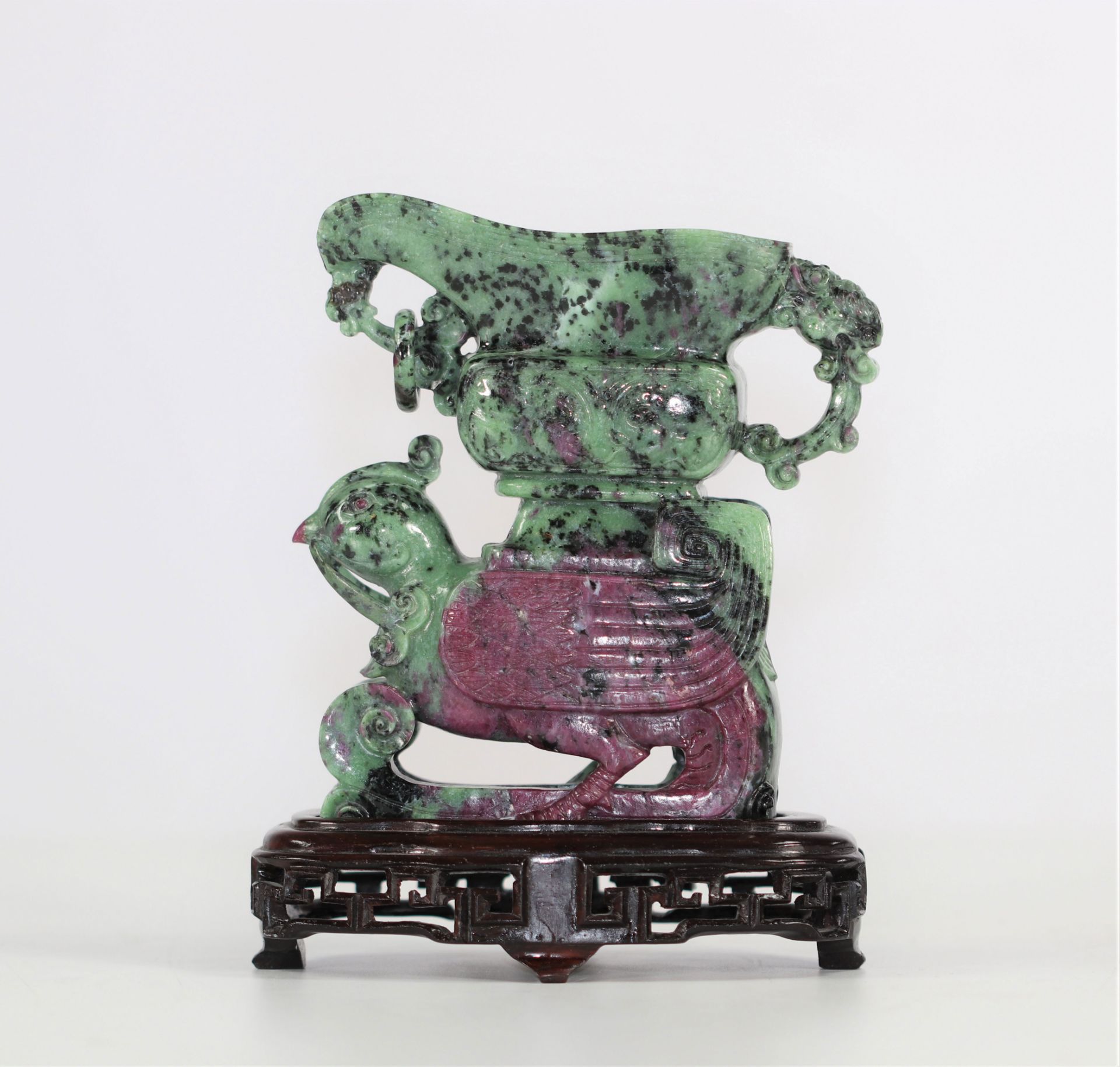 China Zoisite ruby ??sculpture of archaic style