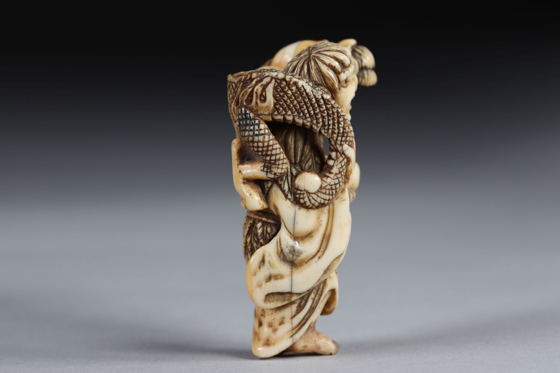 Netsuke / Okimono carved - Gama-Sennin carrying a dragon. Japan Meiji 19th century - Image 3 of 5