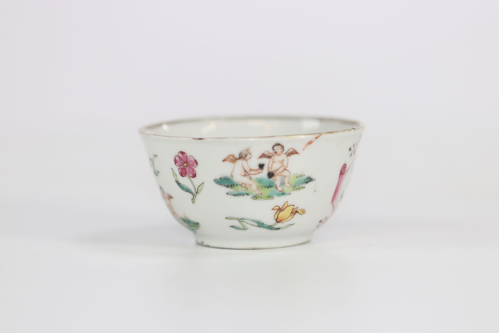 Porcelain bowl of the famille rose viscount coat of arms. 18th century China. Qianlong period. - Image 2 of 6