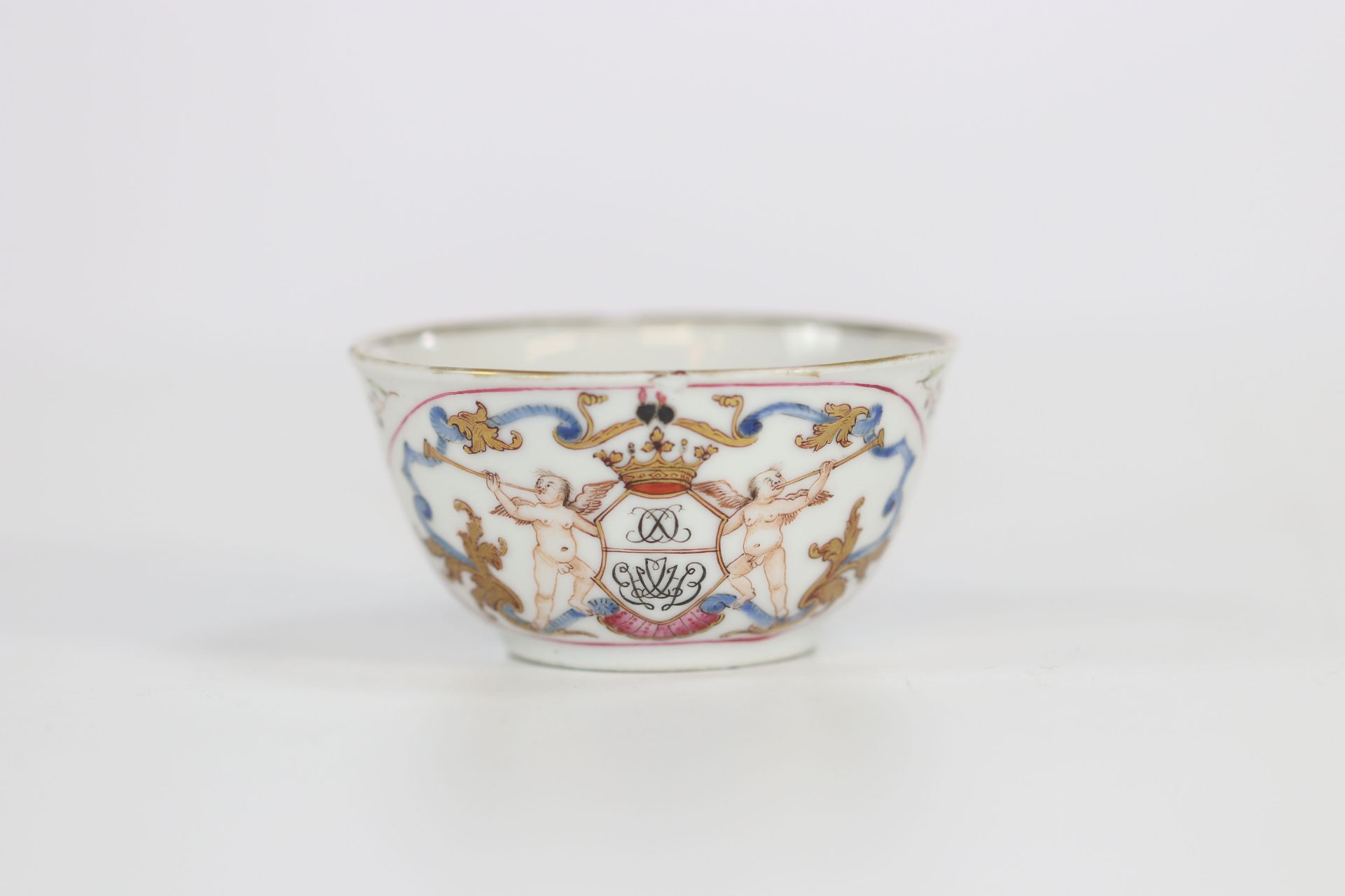 Porcelain bowl of the famille rose viscount coat of arms. 18th century China. Qianlong period. - Image 6 of 6