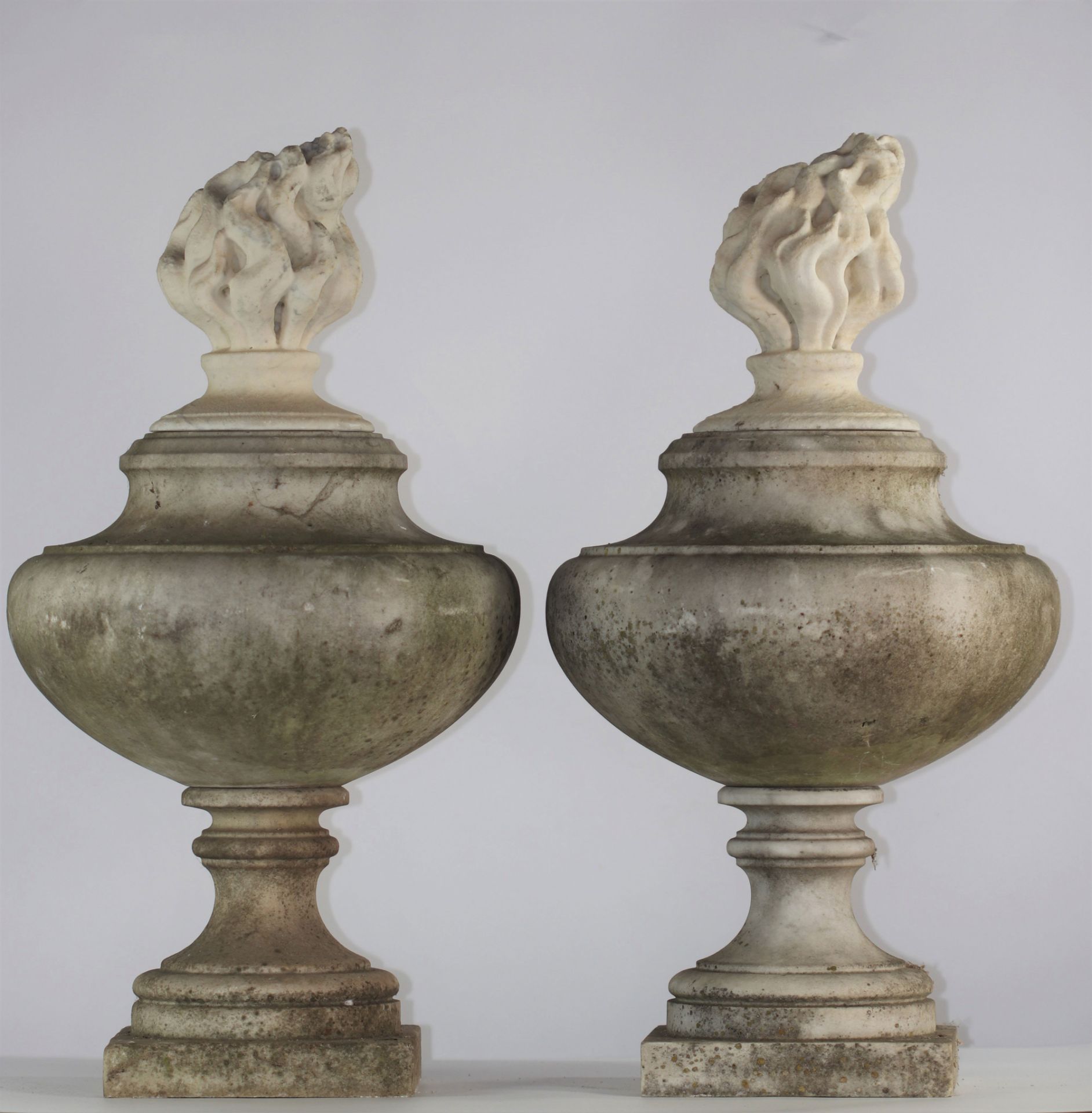 Pair of white marble basins surmounted by flames - Image 3 of 3