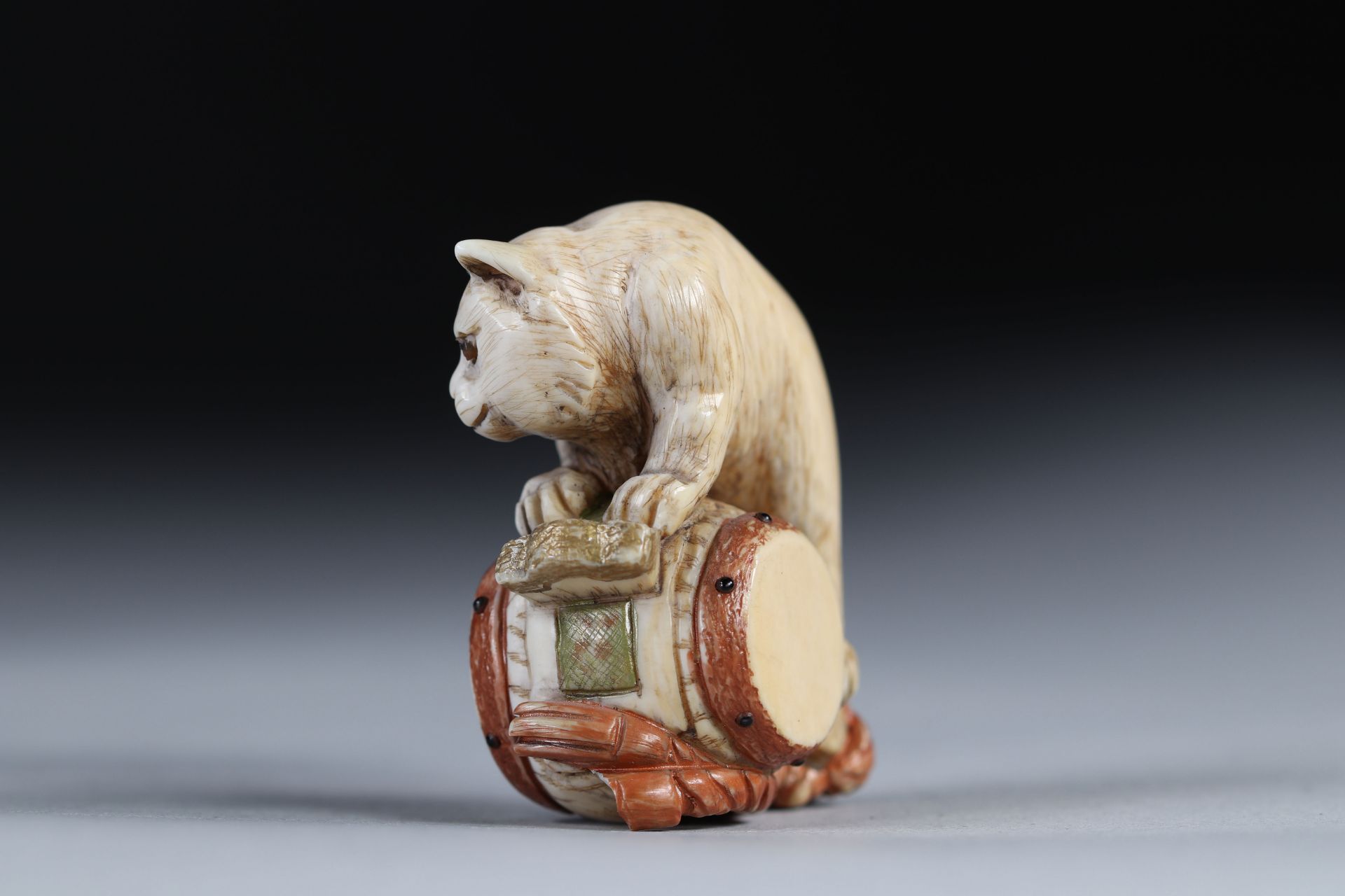 Netsuke carved - a cat on a drum. Japan early 20th century - Image 2 of 4